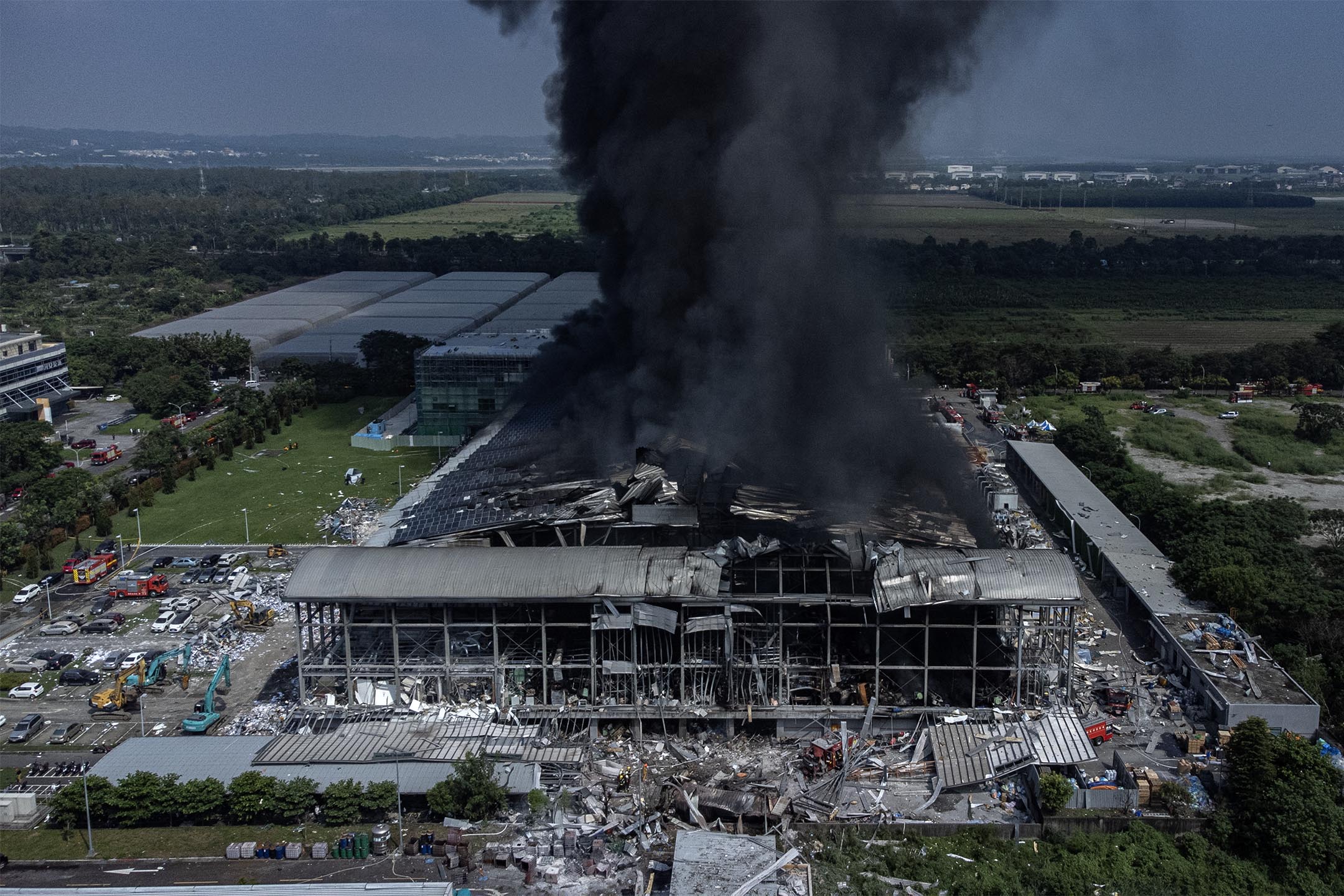 2023年9月23日,屏东工厂大火爆炸现场。摄:陈焯煇/端传媒
