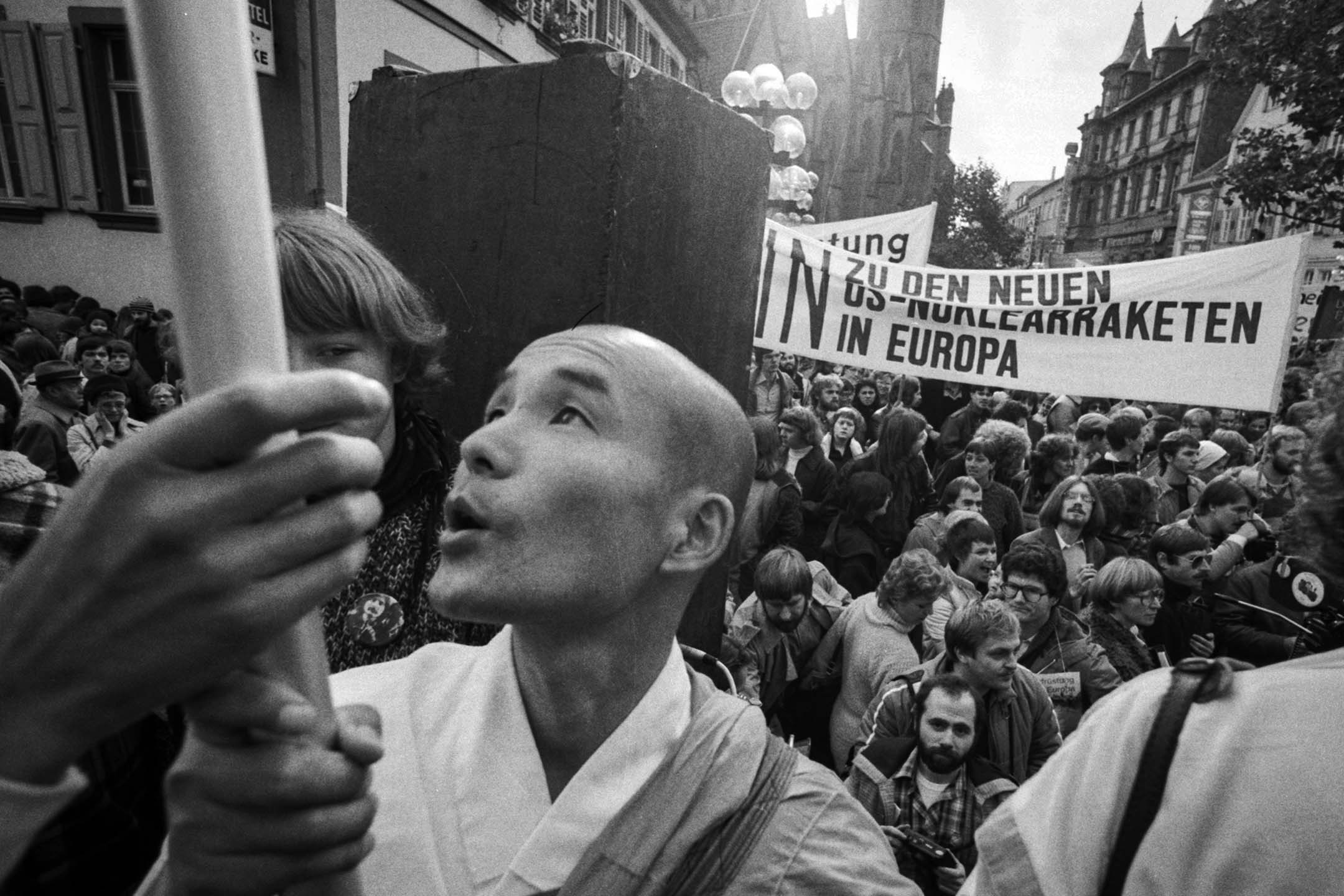 1980年10月26日,约 6000 名示威者参加德国举行的反核武的和平运动集会。摄:Klaus Rose/picture alliance via Getty Images