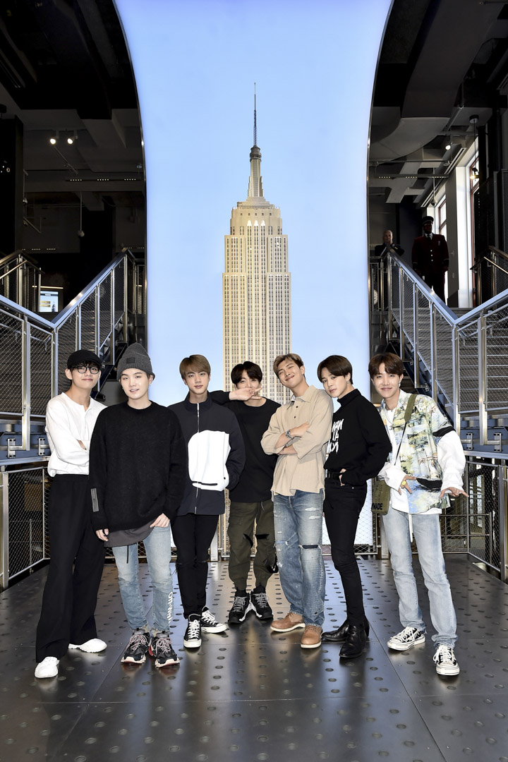 2019年5月21日,韩国男团 BTS参观美国纽约帝国大厦。摄:Steven Ferdman/Getty Images for ESB