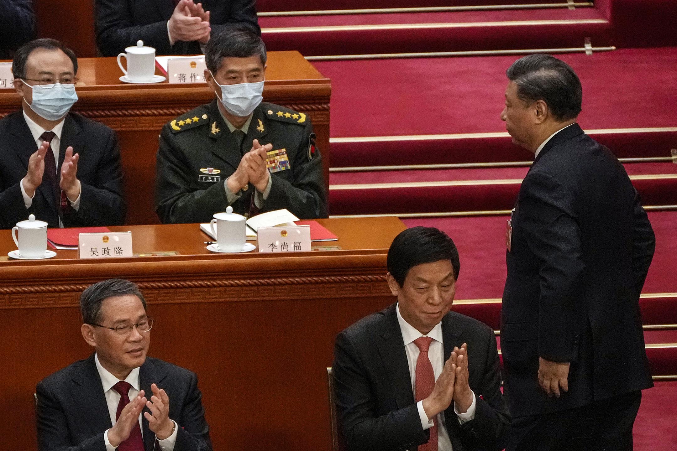 2023年3月13日,北京,中國國家主席習近平(右)在人民大會堂閉幕式上發表講話時,中國國防部長李尚福與代表們一起鼓掌。攝:Andy Wong/AP/達志影像