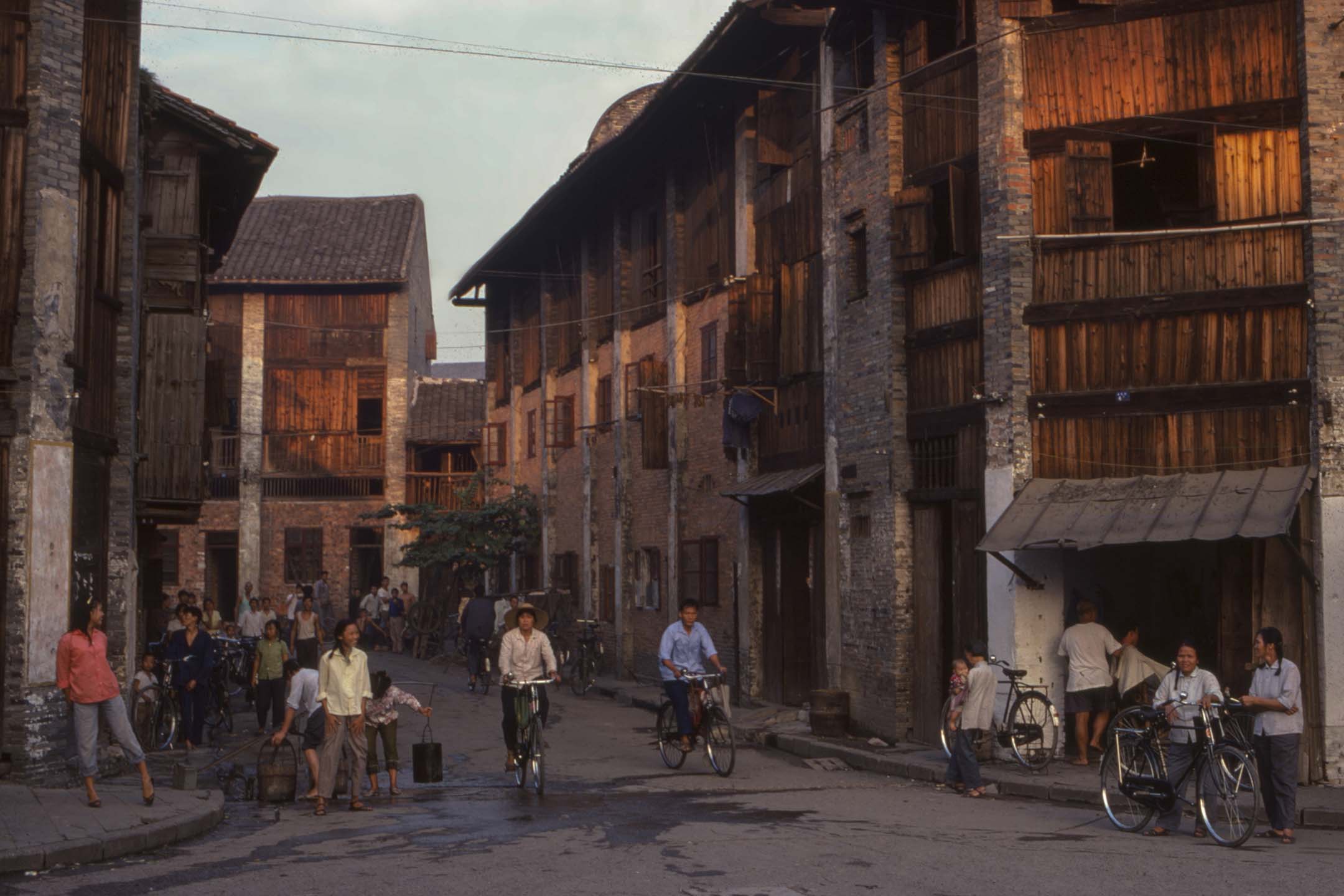 1970年,廣西南寧的古街。攝:Paolo KOCH/Gamma-Rapho via Getty Images