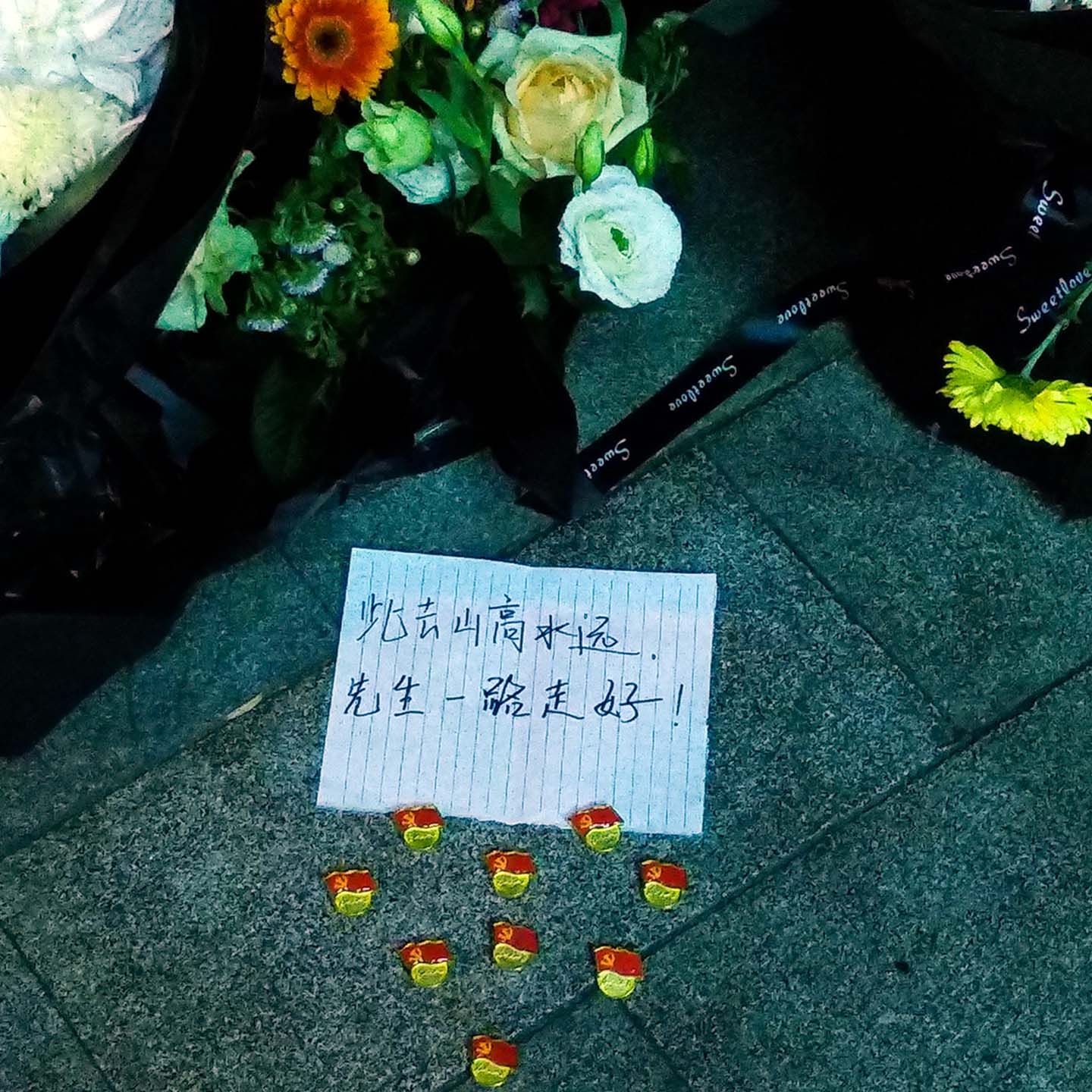 悼念現場的留言卡片。圖：作者提供
