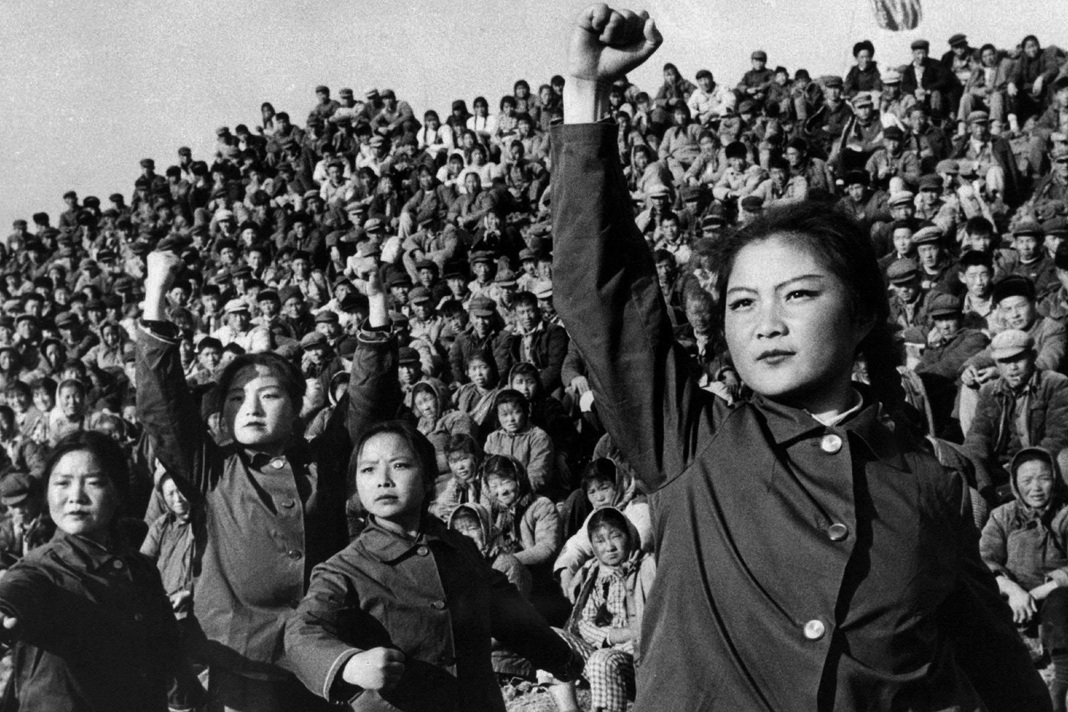 1966年,紅衛兵揮舞著毛語錄。圖:Pictures from History/Universal Images Group via Getty Images)