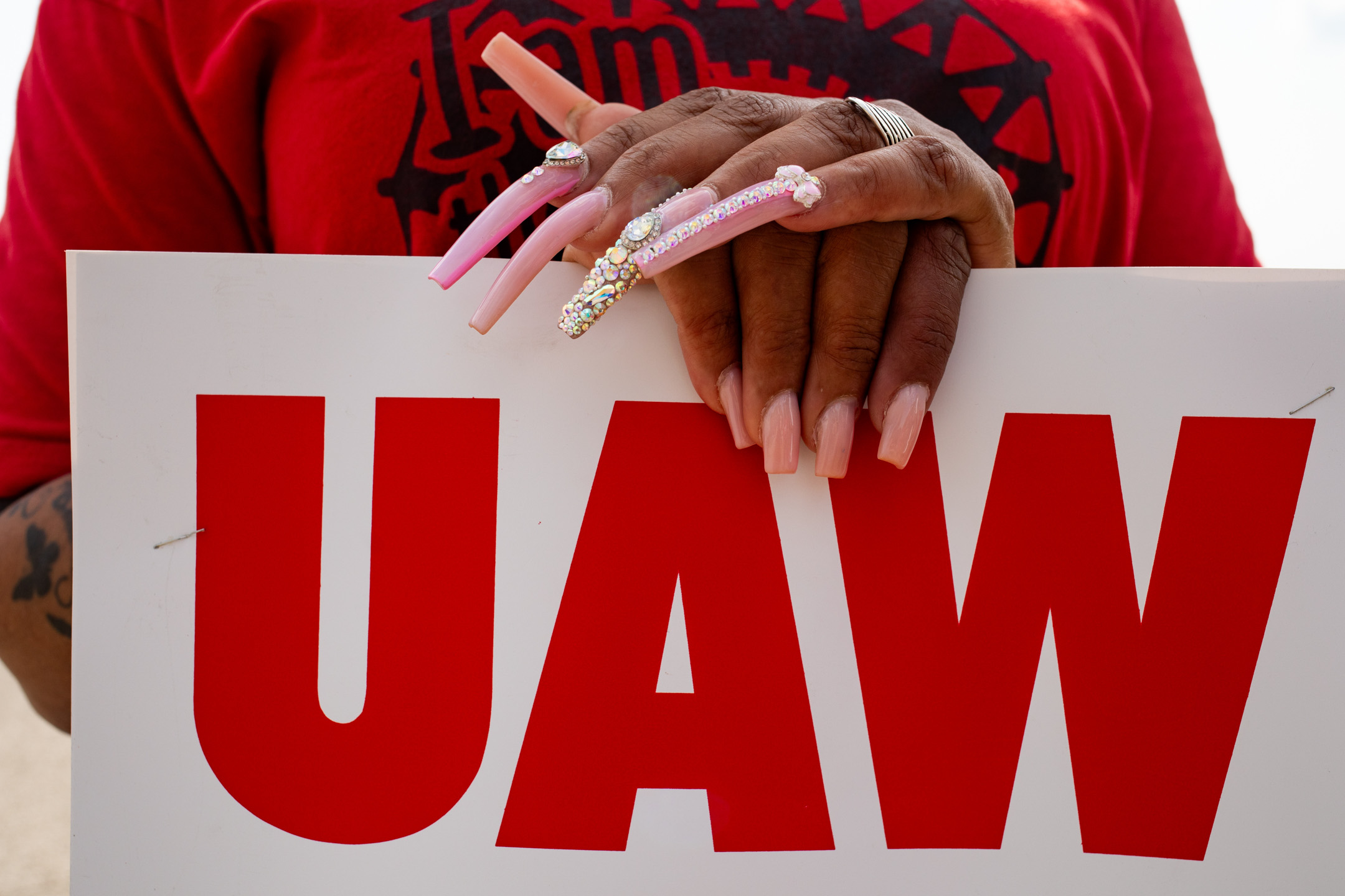 2023年9月22日,美國,工會成員在工廠門外高舉標語抗議。攝:Emily Elconin/Bloomberg via Getty Images