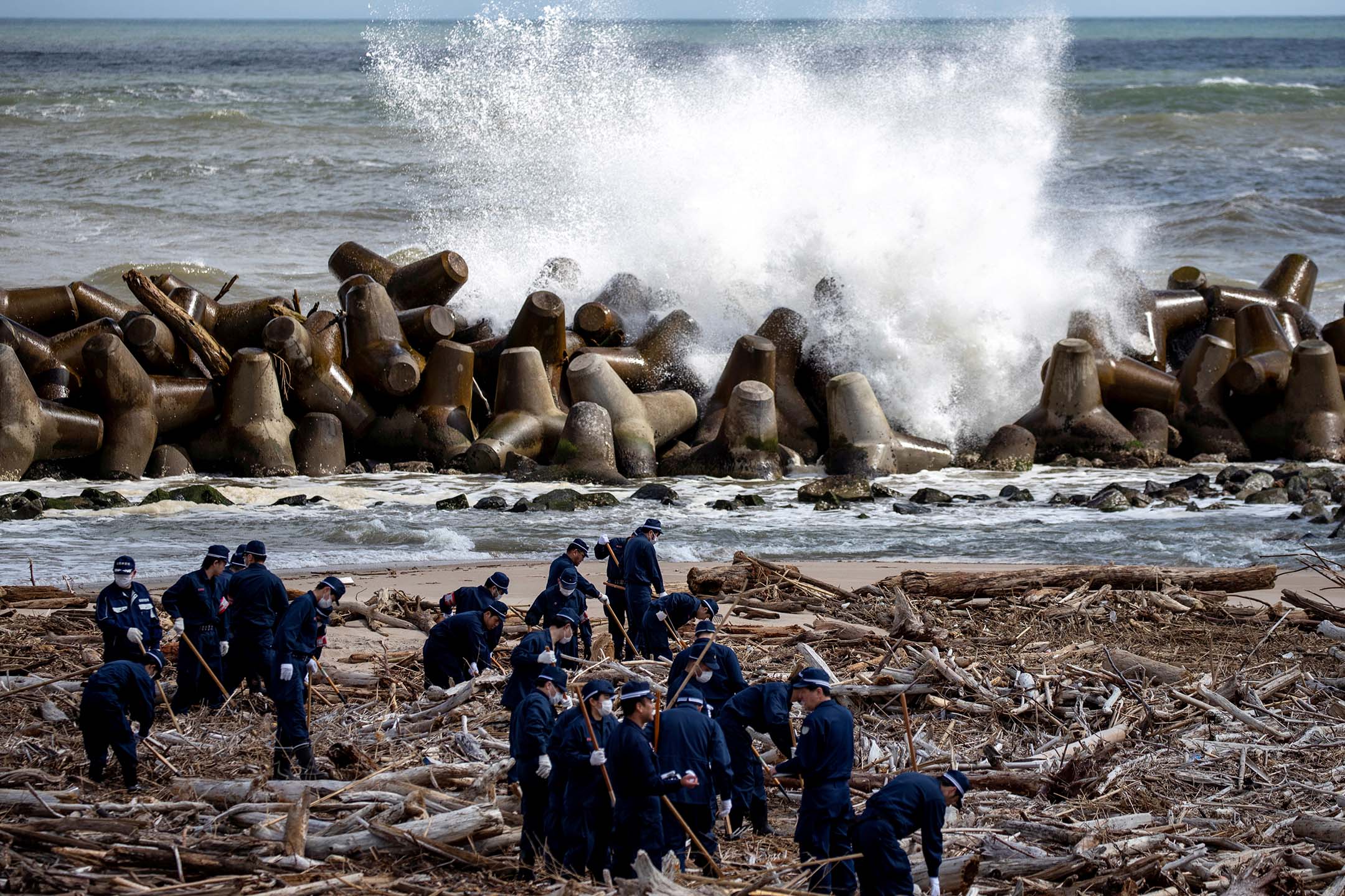 2020年3月11日,日本福島縣浪江町,警察參加搜尋地震和海嘯後失踪人員遺體的行動。攝:Athit Perawongmetha/Reuters/達志影像