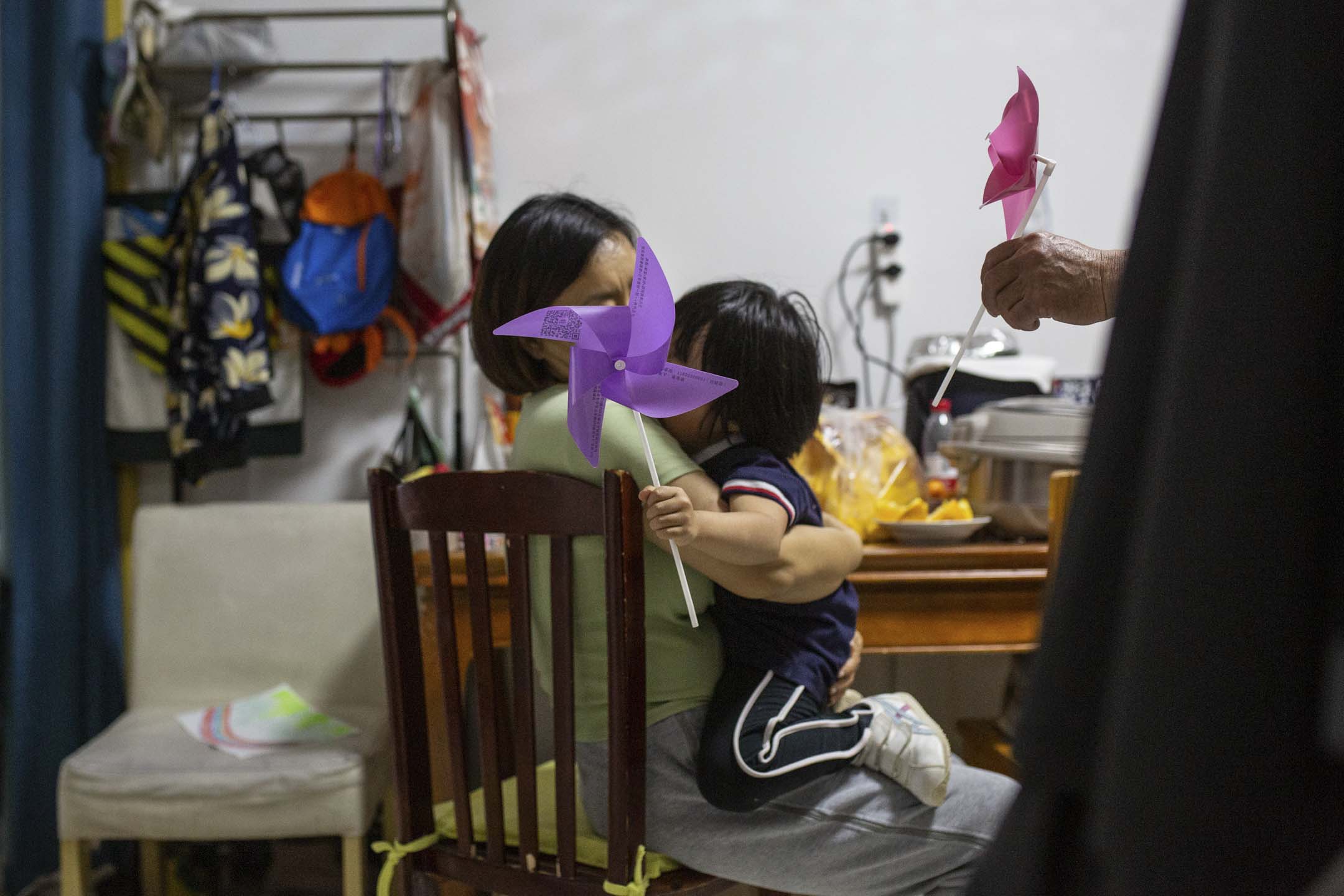 女兒對武震的依賴。 攝影:夏天