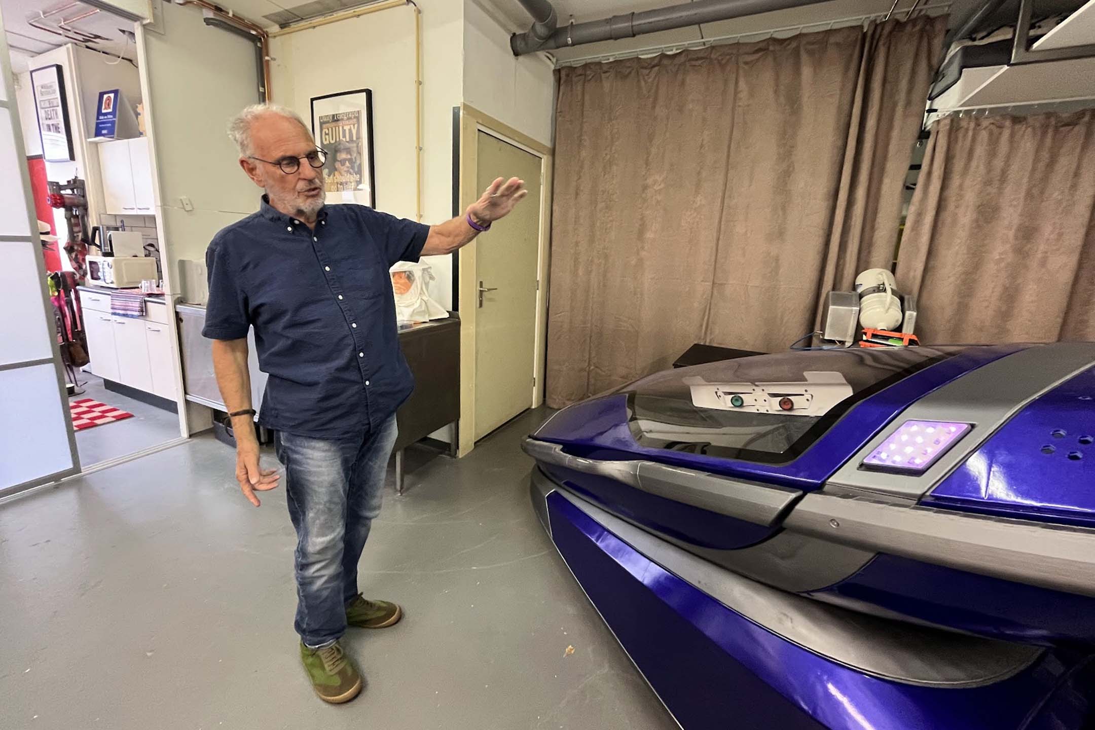 Philip把初代Sarco放在位于荷兰希勒霍姆(Hillegom)的工作室,偶尔开放给来客和记者体验。