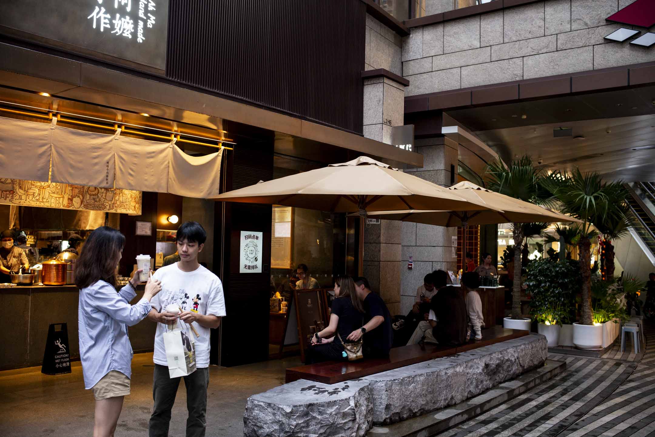 深圳福田区最大商场之一的卓悦中心的消费市民。摄:林振东/端传媒