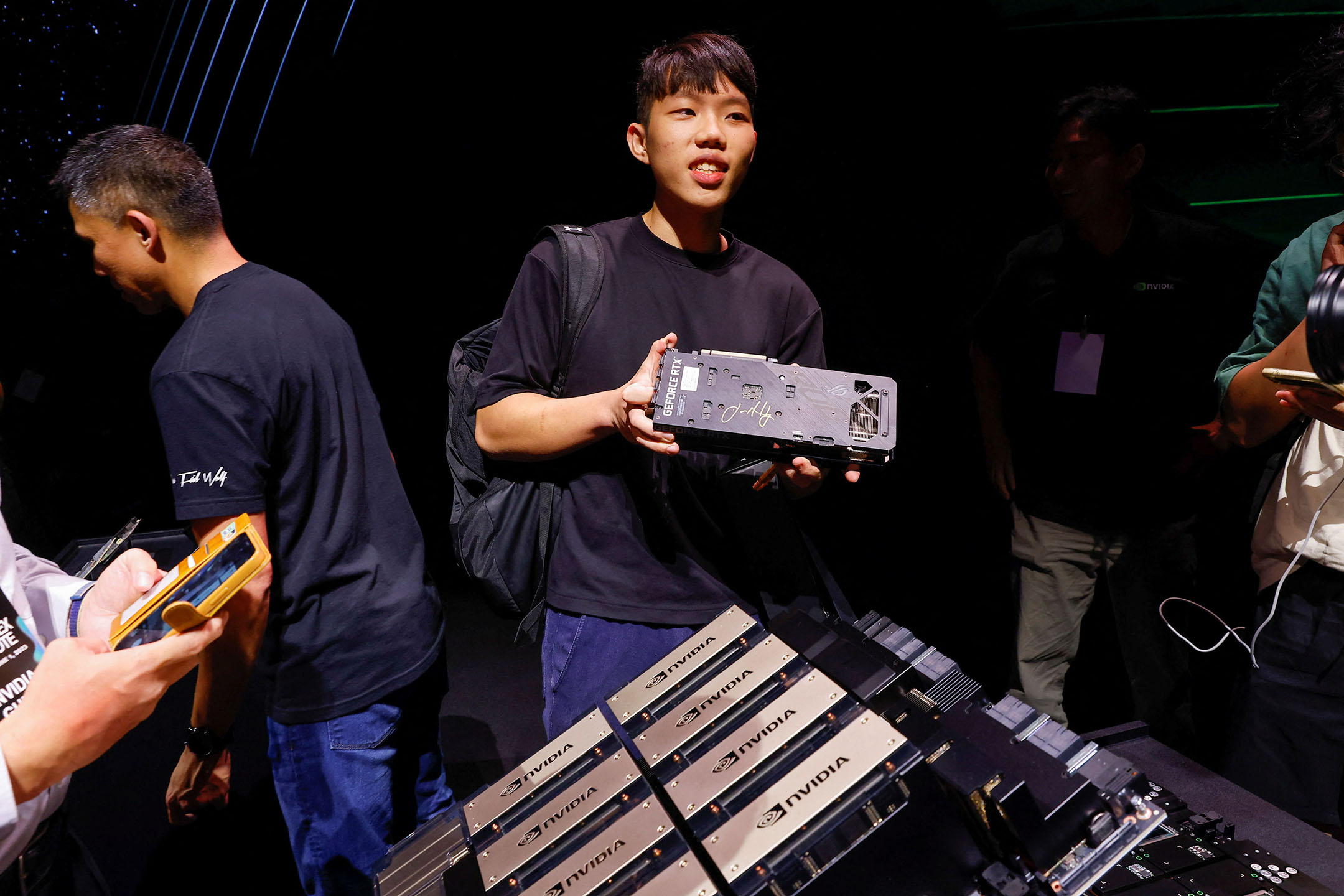 2023年5月29日,台灣,一名男子拿著NVIDIA執行長黃仁勳簽名的顯示卡。攝:Ann Wang/Reuters/達志影像
