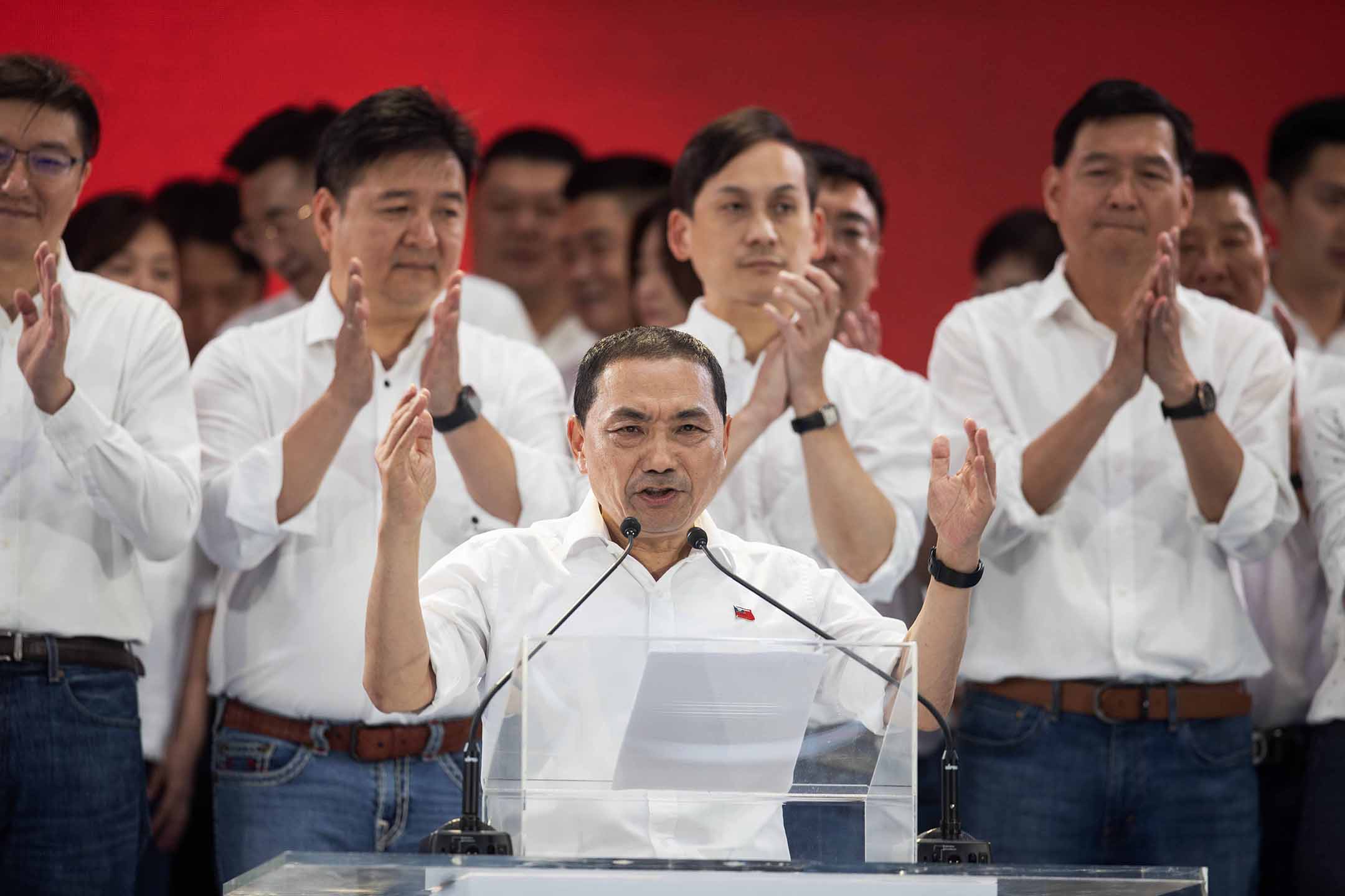 2023年7月23日,板桥,国民党全代会期间侯友宜在台上演讲。摄:陈焯辉/端传媒