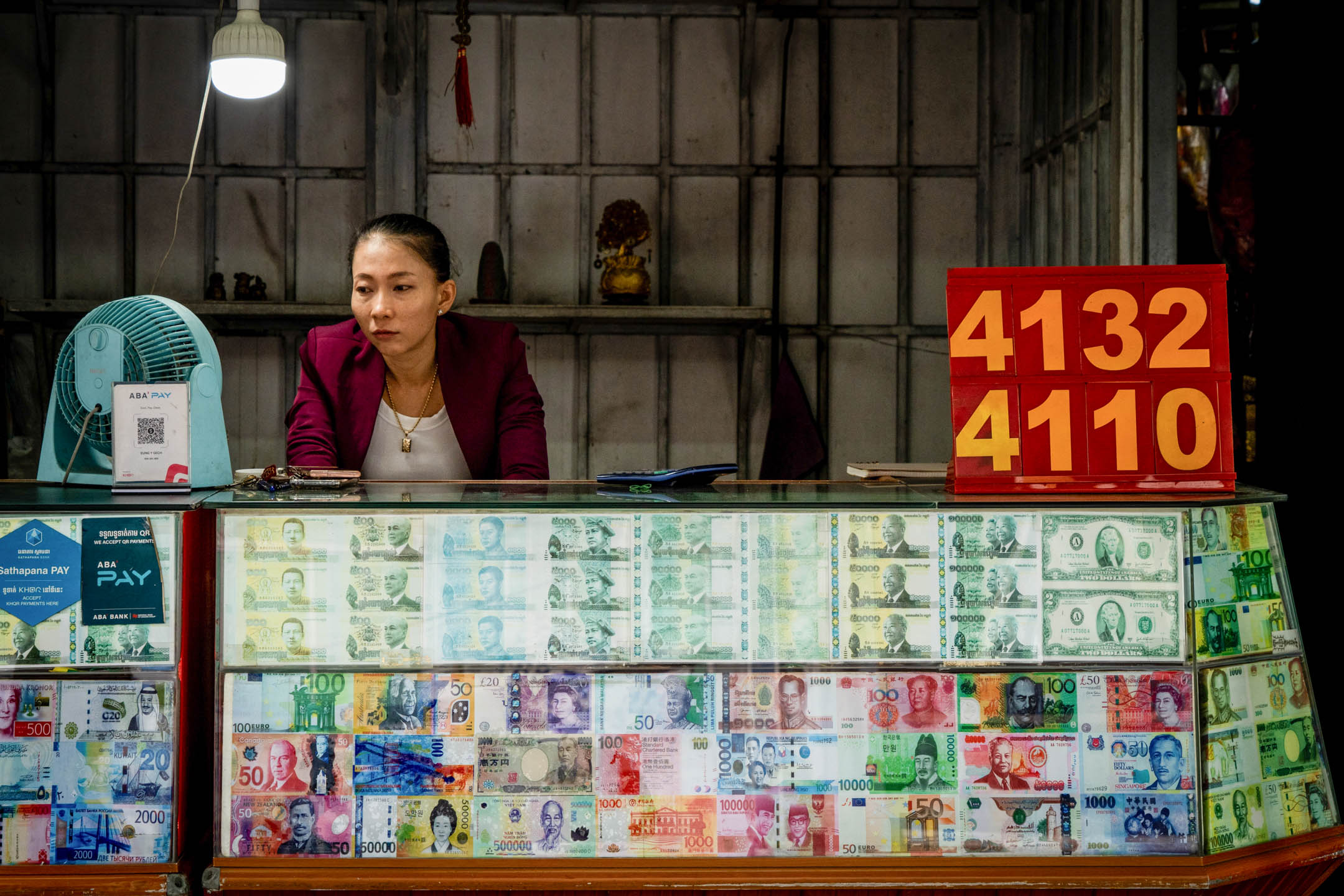2023年6月6日,柬埔寨金邊,當地市場的一名貨幣兌換商人。攝:Matt Hunt/Anadolu Agency via Getty Images