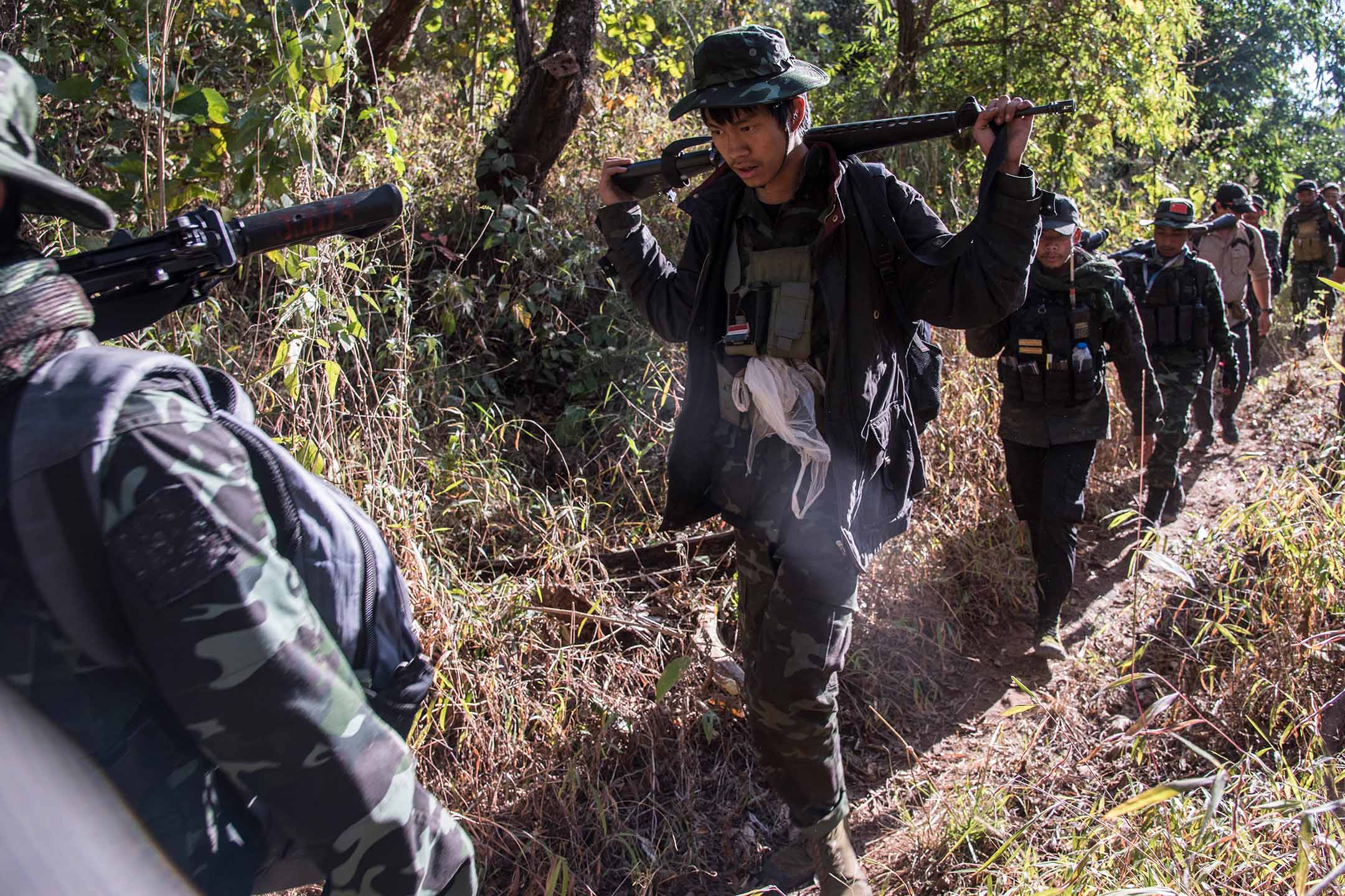 2023年2月18日,緬甸,克倫尼民族國防軍(KNDF)的士兵在田野中行走。攝:Thierry Falise/LightRocket via Getty Images