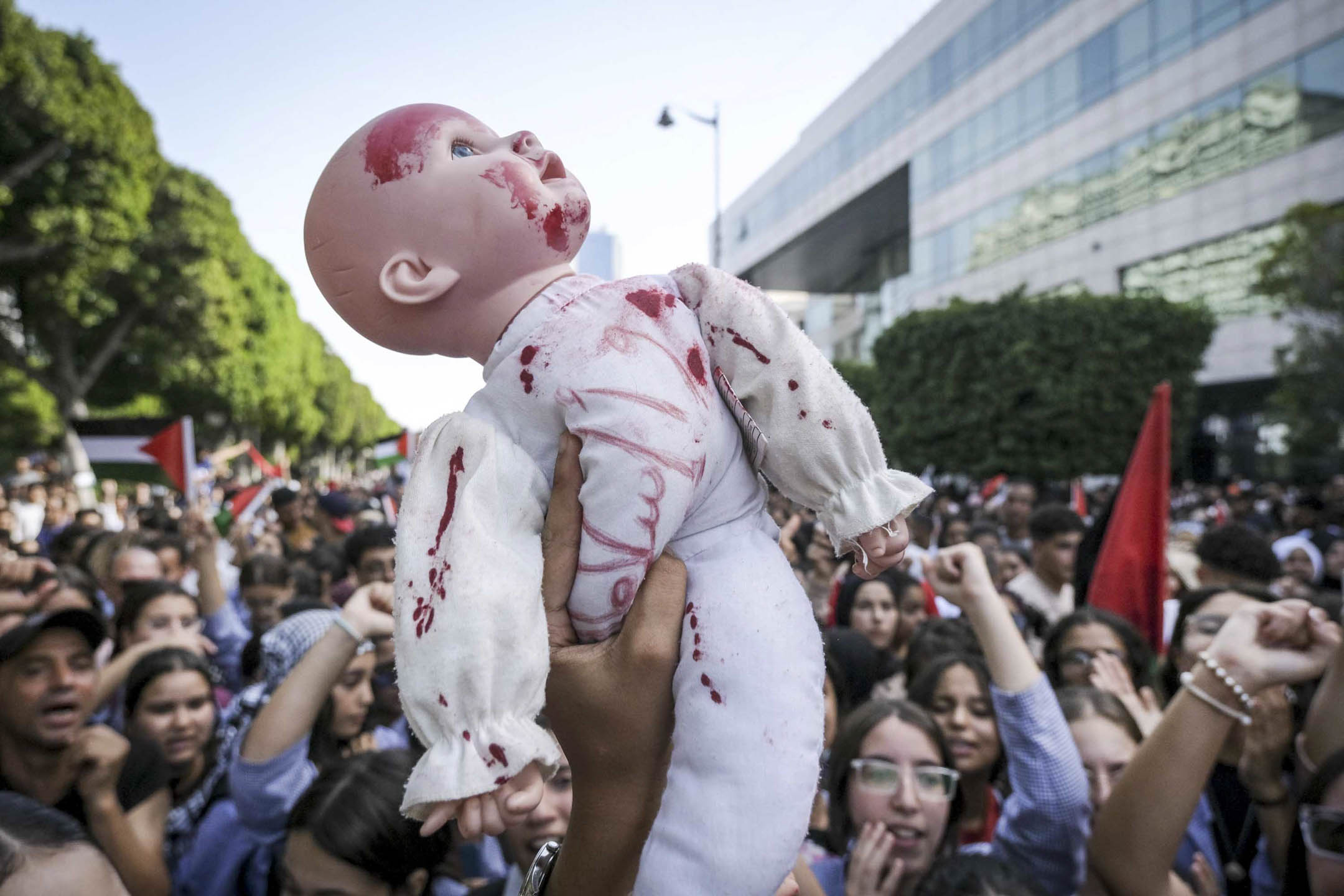 2023年10月17日,加薩市阿赫利醫院發生爆炸,造成至少200人死亡,引發強烈譴責,突尼西亞街頭有示威反以色列。攝:Nicolas Fauque/Getty Images