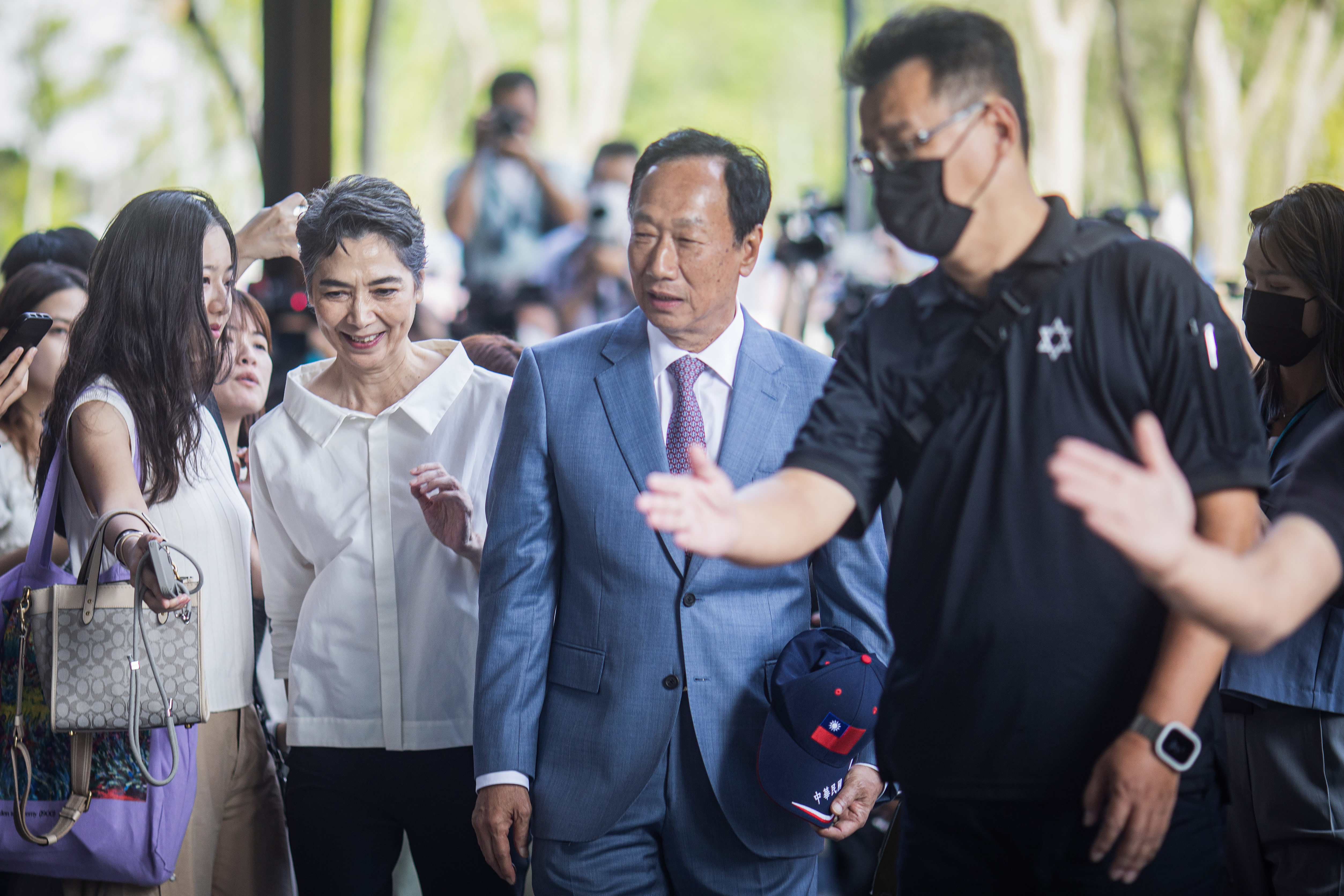 2023年11月1日,台北,鸿海创办人郭台铭与副手赖佩霞赴台北市选委会递交总统、副总统选举连署书件。摄:陈焯辉/端传媒
