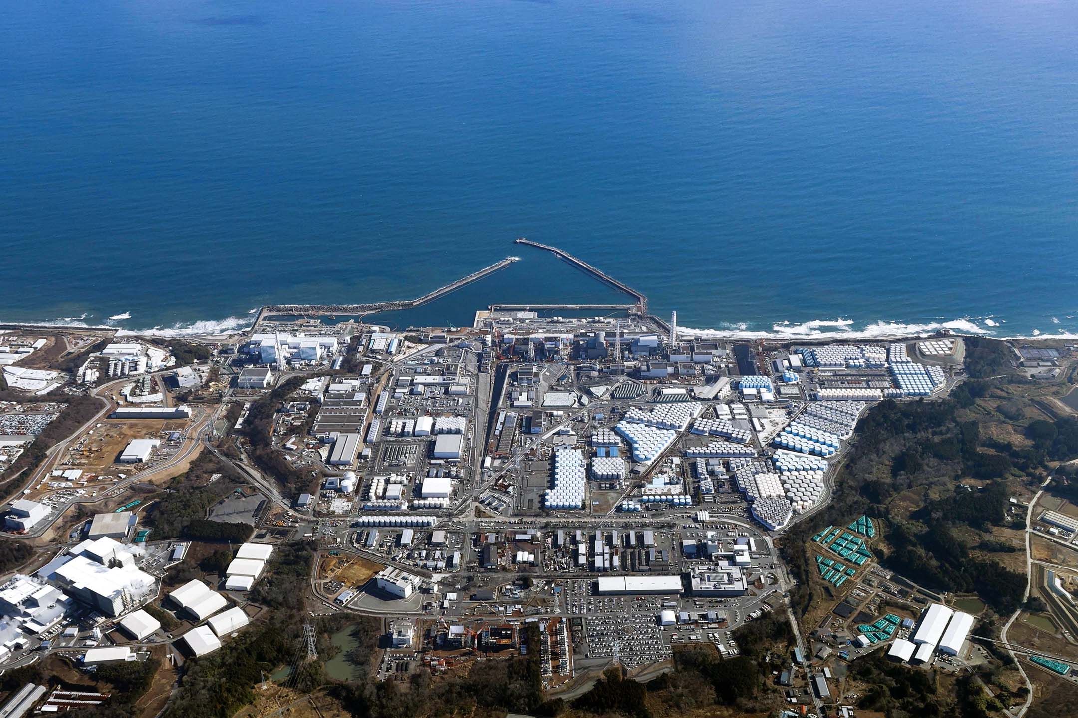 2023年8月22日,日本福島縣大熊町,遭受海嘯破壞的福島第一核電廠的處理水儲槽。攝: Kyodo via Reuters/達志影像