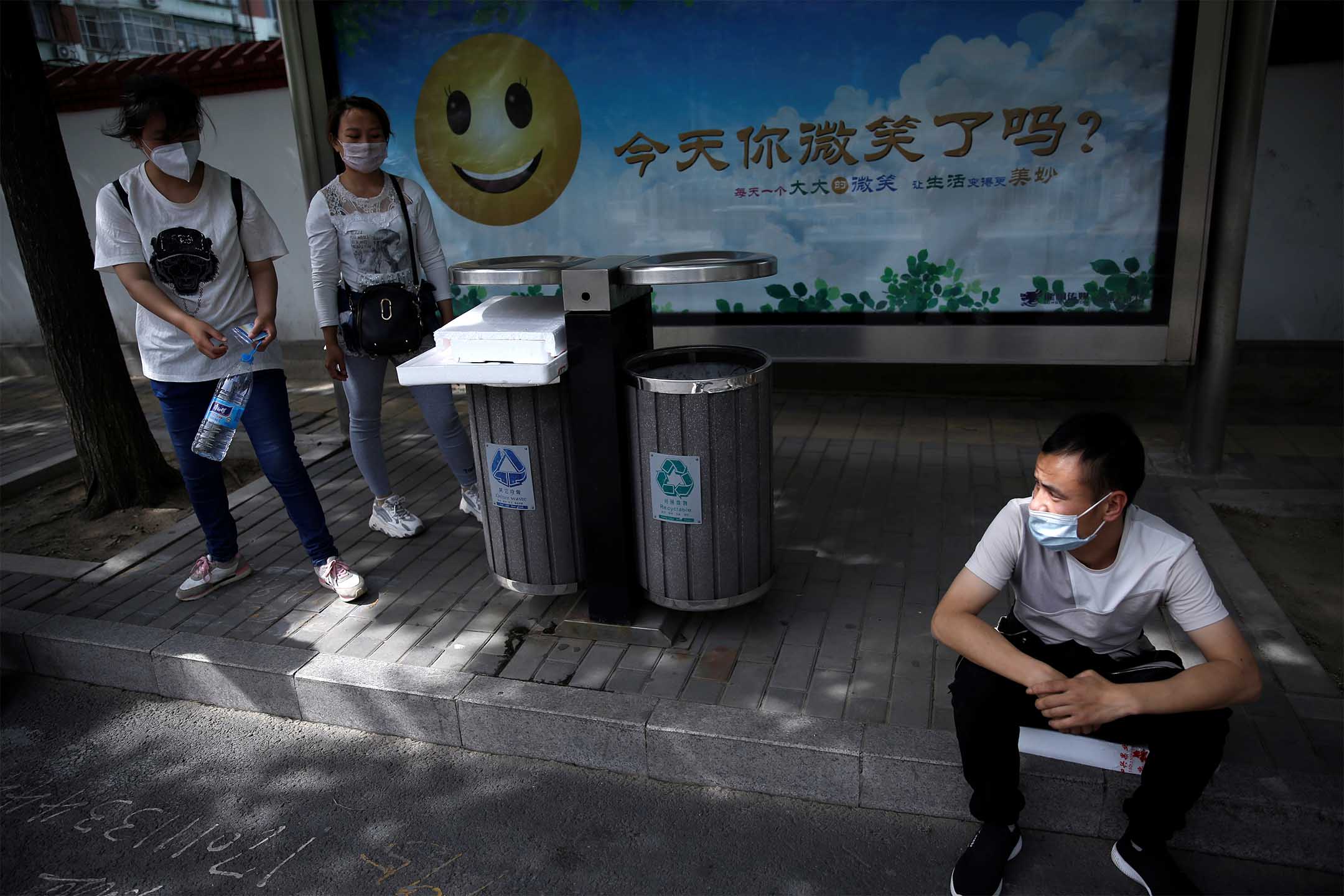 2020年5月13日,北京,疫情期間,求職者在前往購物中心尋找工作機會的路上。攝:Tingshu Wang/Reuters/達志影像