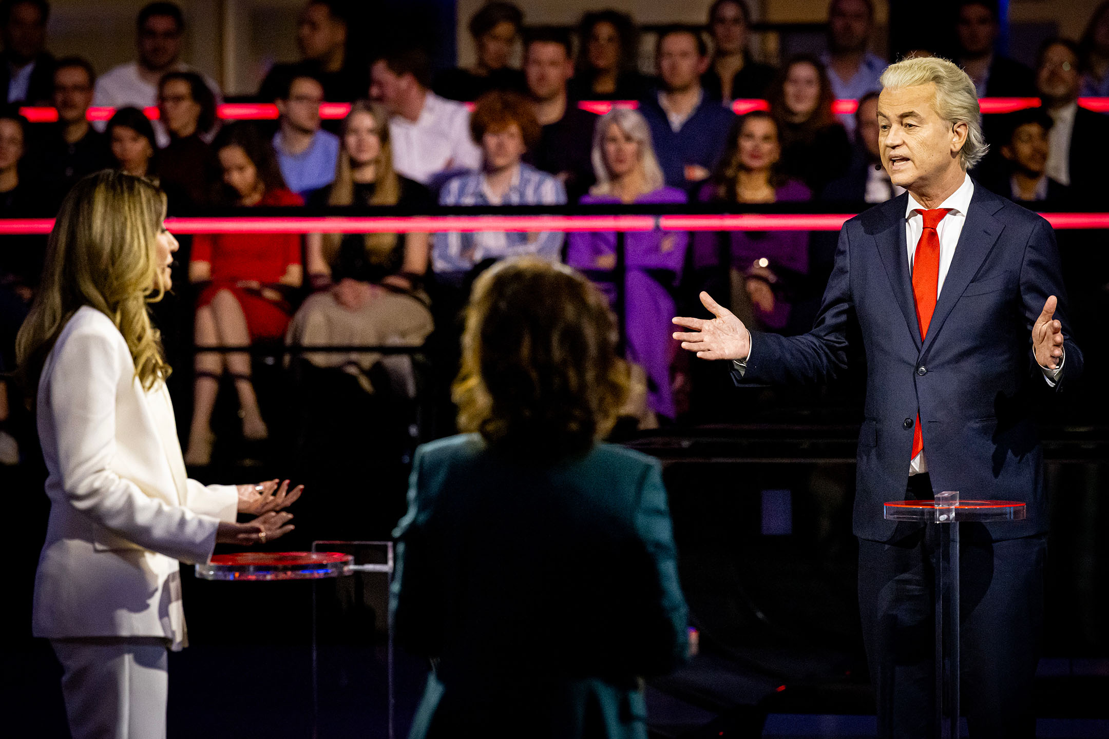 2023年11月21日,荷蘭海牙,VVD 的 Dilan Yesilgoz(左)和 PVV 的 Geert Wilders(右)出席全國選舉辯論。攝:Patrick van Katwijk/Getty Images