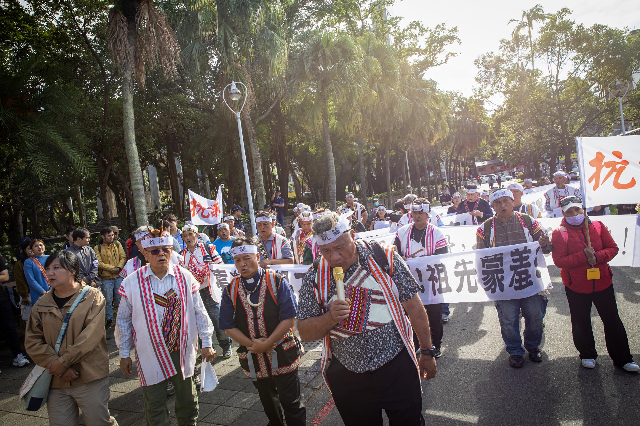 2023年11月15日,台北,馬遠部落的布農族人到國立臺灣大學外抗議。攝:陳焯輝/端傳媒