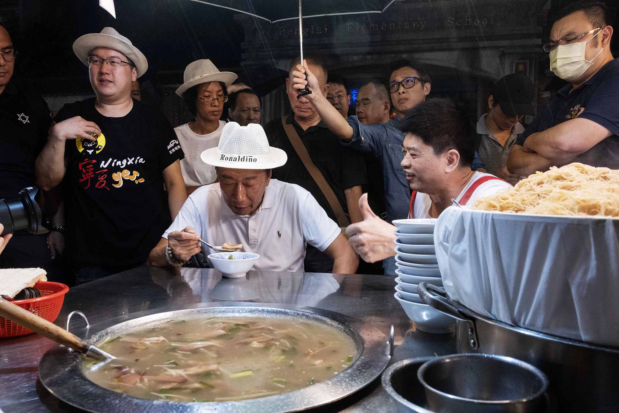 2023年9月6日,台北,郭台铭到宁夏夜市扫街。摄:陈焯辉/端传媒