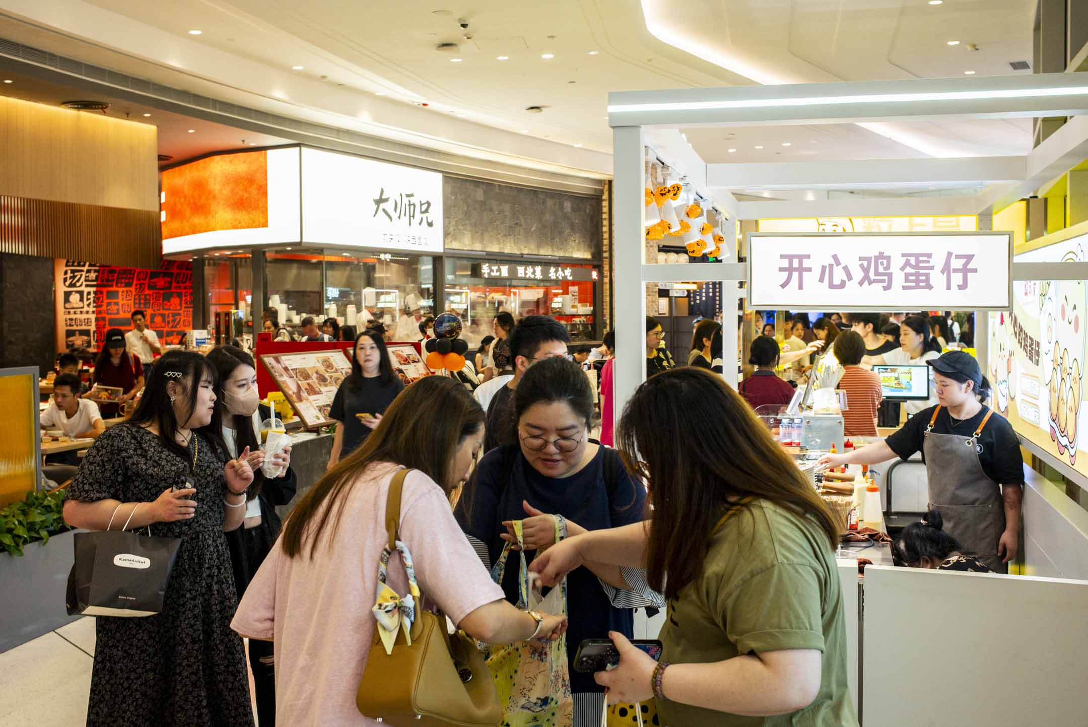 深圳福田区最大商场之一的卓悦中心的消费市民。摄:林振东/端传媒