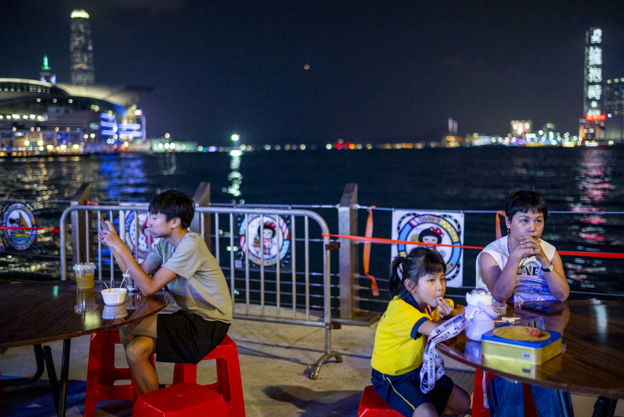 2023年9月27日,湾仔海滨夜市,市民享用现场消费的美食摄:摄:林振东/端传媒