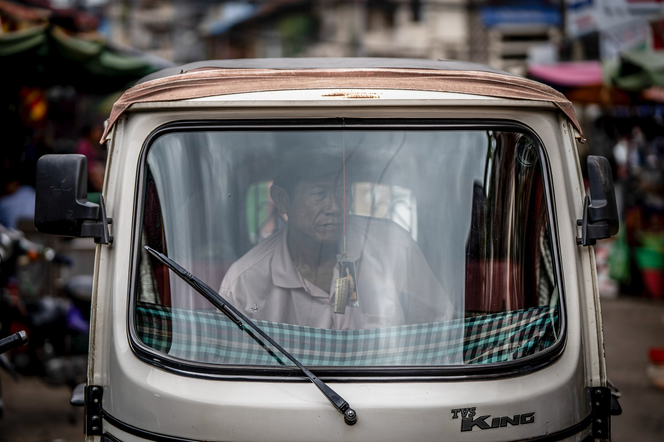 2023年7月22日,柬埔寨金邊,一名嘟嘟車司機在菜市場。攝:Matt Hunt/SOPA Images/LightRocket via Getty Images