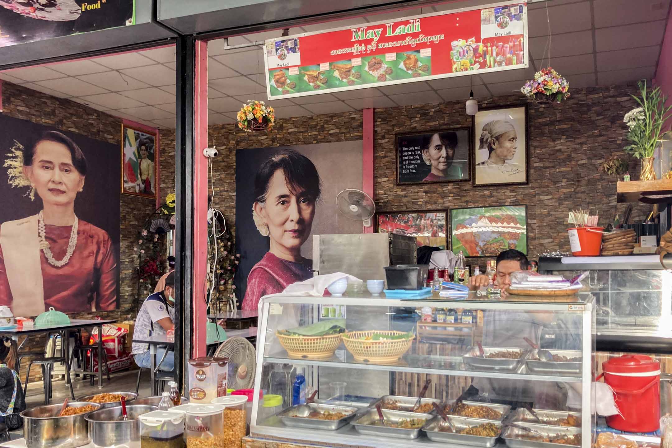 曼谷郊區緬甸市場裏的一家緬甸餐廳裏掛滿了昂山素姬的像。攝影:伍勤