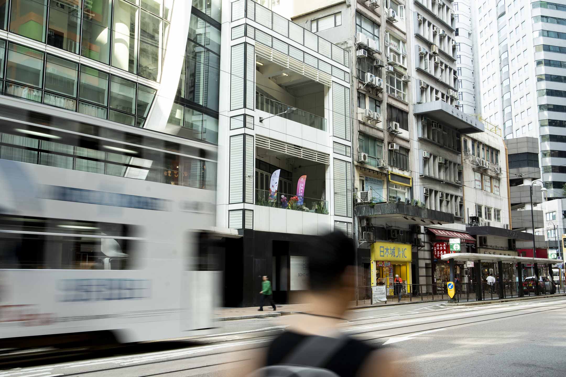 2023年11月6日,香港同乐会麻将赛事在上环Soho House进行,在场外的马路上,只能看到两面旗帜。摄影:易小艾