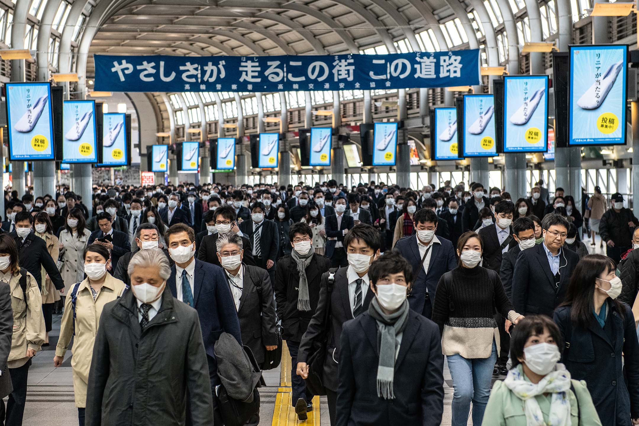 2020年4月8日,日本東京,市民戴著口罩在東京的品川火車站走路。攝:Carl Court/Getty Images