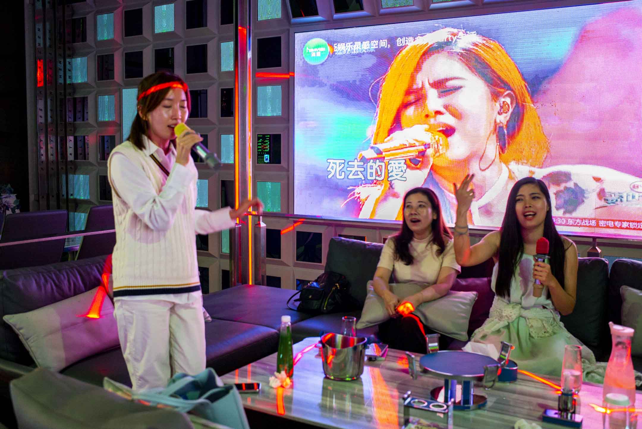 Mia、 Lydia 和Eva在 JC Party 唱卡拉 OK。摄:林振东/端传媒