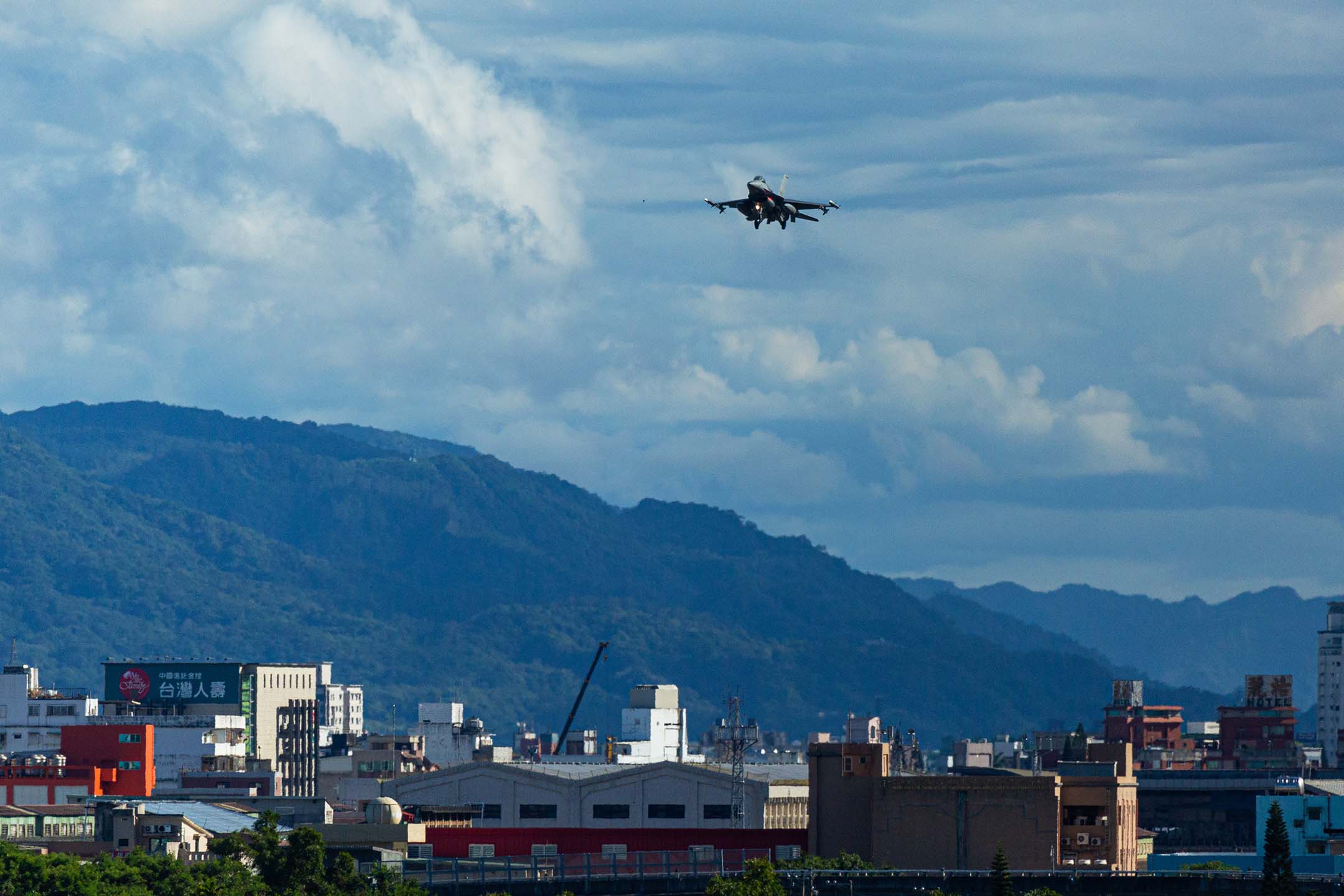 2022年8月6日,花蓮,一架 F-16 戰隼戰鬥機在空軍基地降落。攝:Annabelle Chih/Getty Images