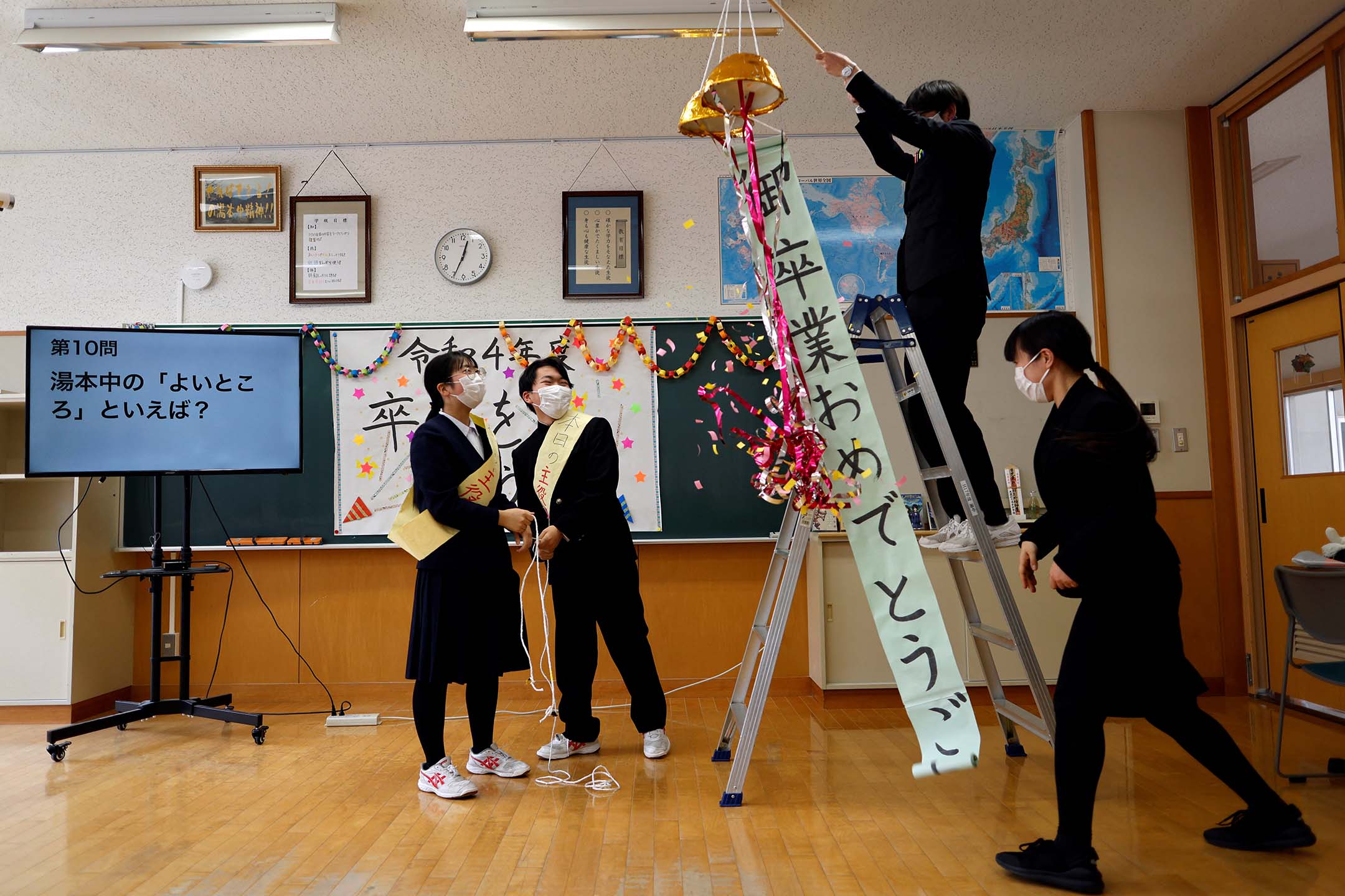 2023年3月9日,日本福島,湯本初中僅有的兩名學生以及他們的老師在福島縣天榮村的學校參加學生畢業典禮。攝:Issei Kato/Reuters/達志影像