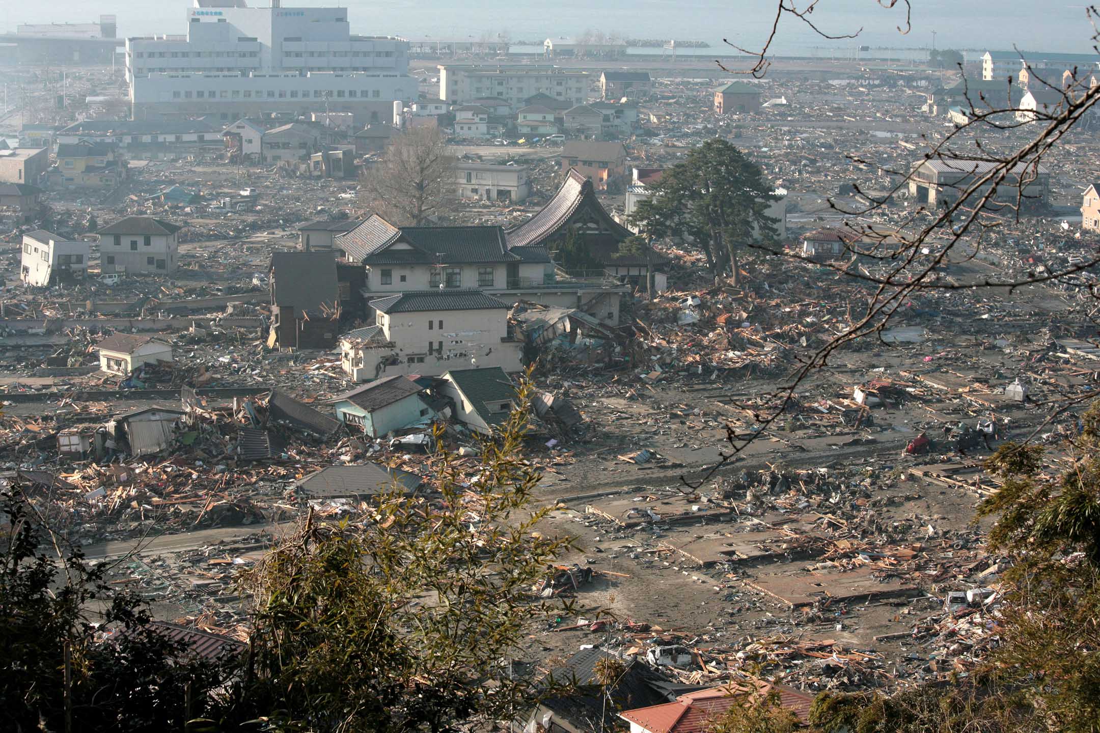2011年3月14日,311大地震過後,城市剩下一片廢墟。攝:Toshiharu Kato/Japanese Red Cross/IFRC via Getty Images