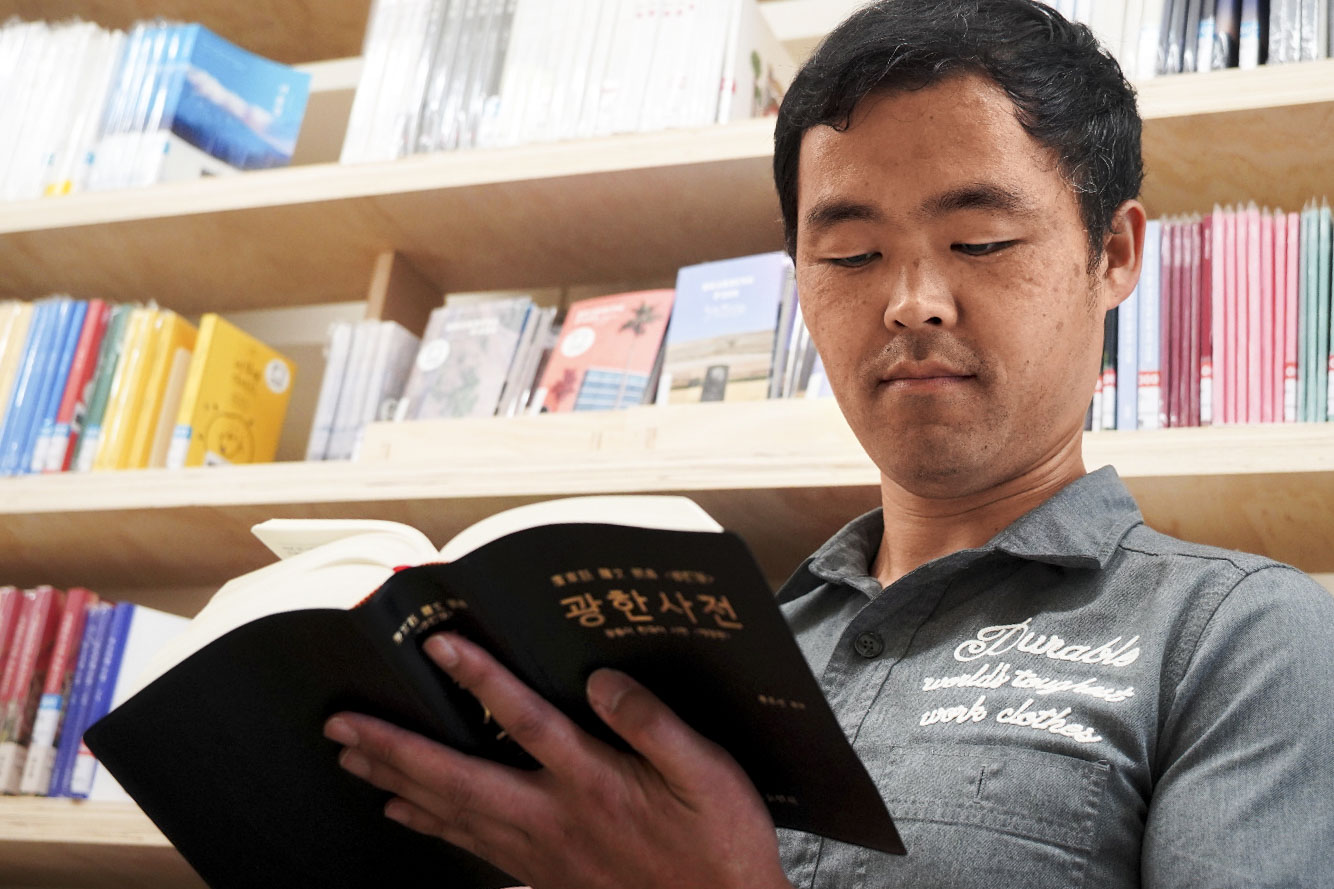 文浯先用5年時間编纂《廣韓字典》,過程既孤獨又煎熬。攝影:吳珮如