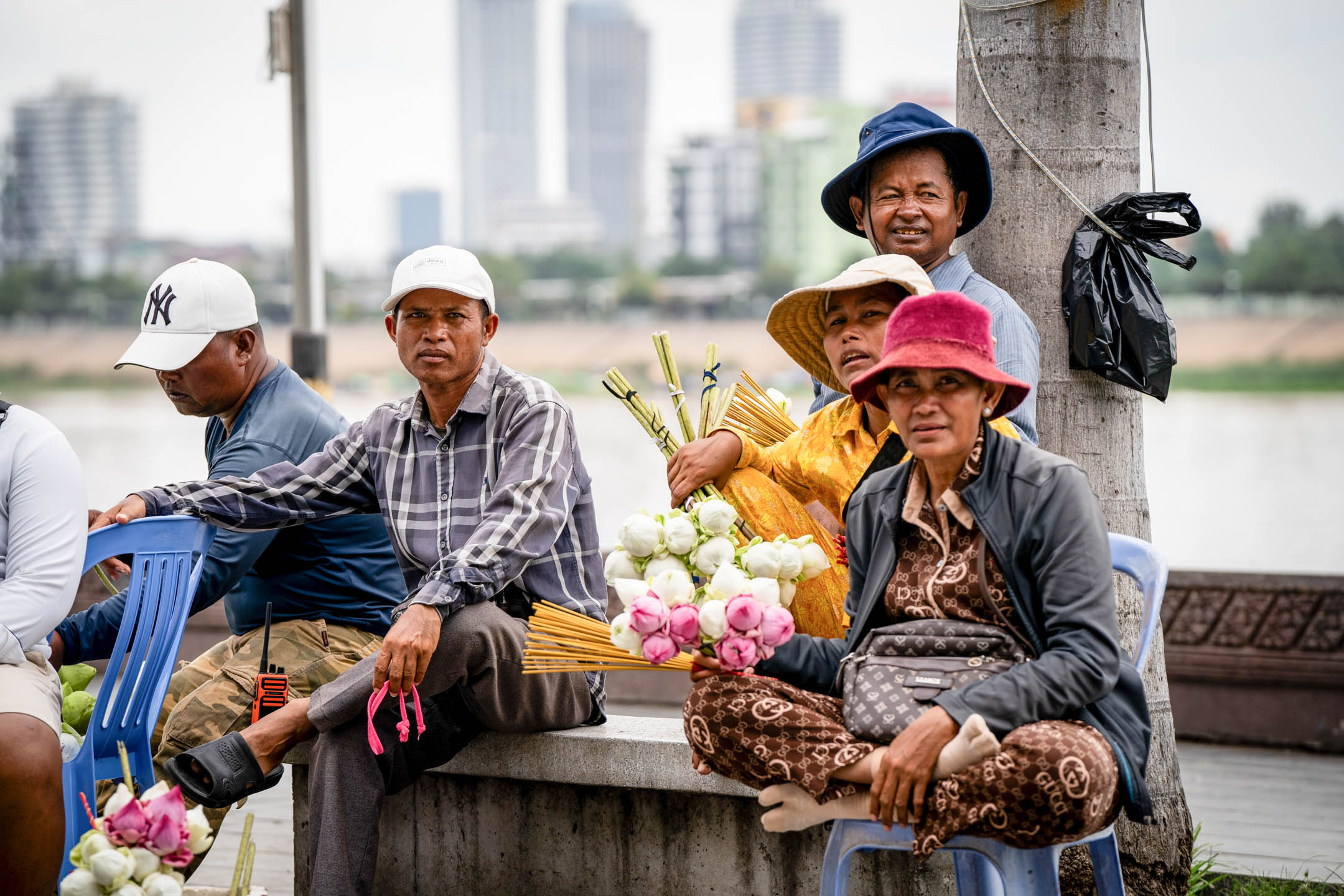 2023年7月22日,柬埔寨金邊,供應商在市場上販售蓮花。攝:Matt Hunt/SOPA Images/LightRocket via Getty Images