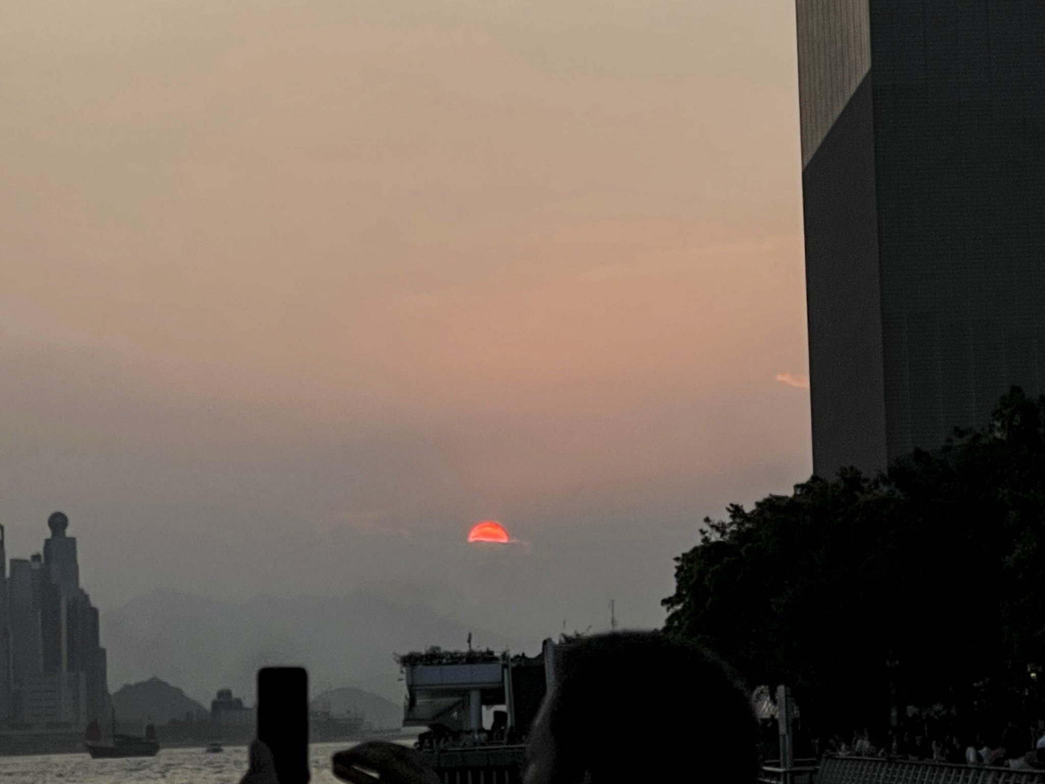 9月30日,看完《霸王別姬》首映要離開香港,進地鐵站前拍下維港角落裏的夕陽。攝影:小錢
