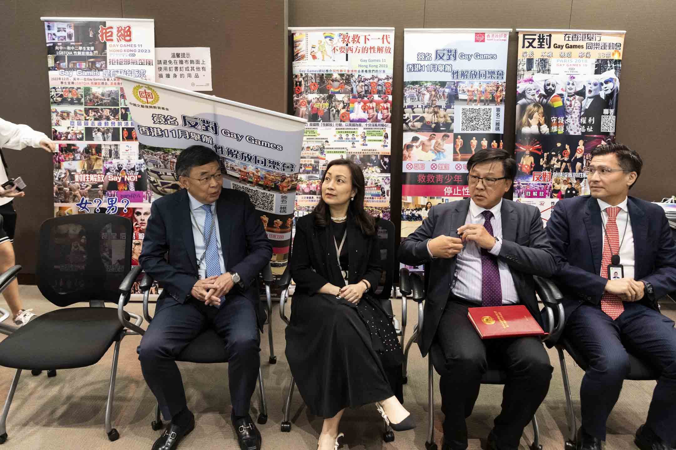 2023年11月1日,「一群香港普通市民」名義在立法會召開記者會,反對即將舉行的同樂運動會,獲跨黨派8名立法會議員出席支持。攝:林振東/端傳媒
