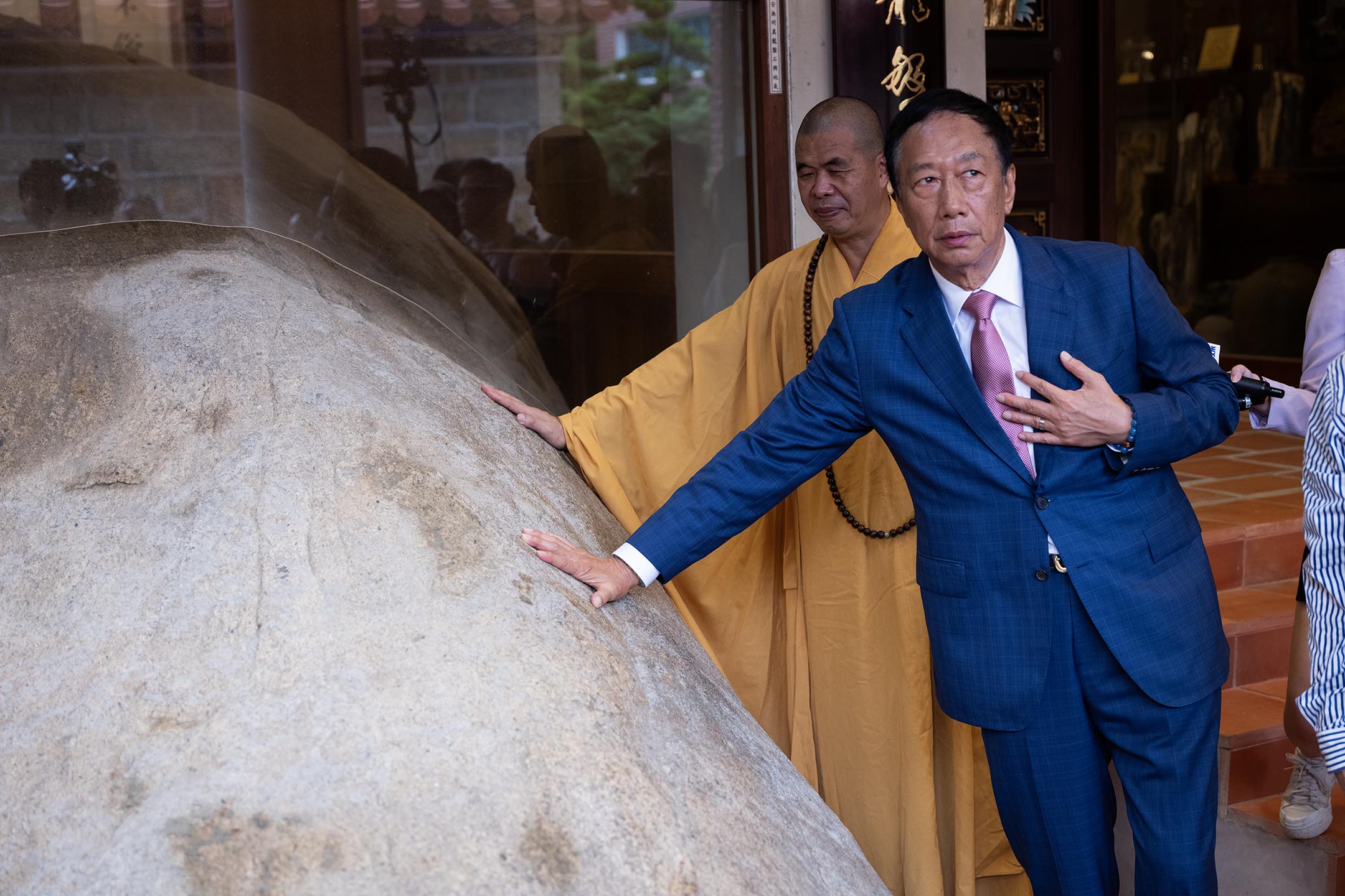 2023年8月23日,郭台铭于金门的寺庙参访。摄:陈焯辉/端传媒