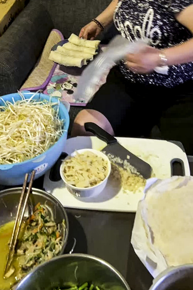 立夏那天,麗珊和朋友聚在出租屋裏做春捲。這是寧德過立夏的習俗。圖:受訪者提供