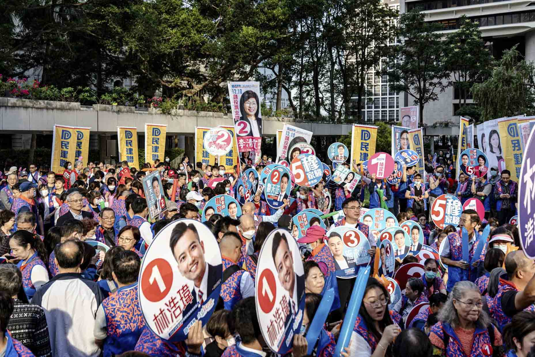 2023年11月26日,民建聯在中環遮打花園舉行2023年區議會選舉造勢大會。攝:Ryan Lai/端傳媒