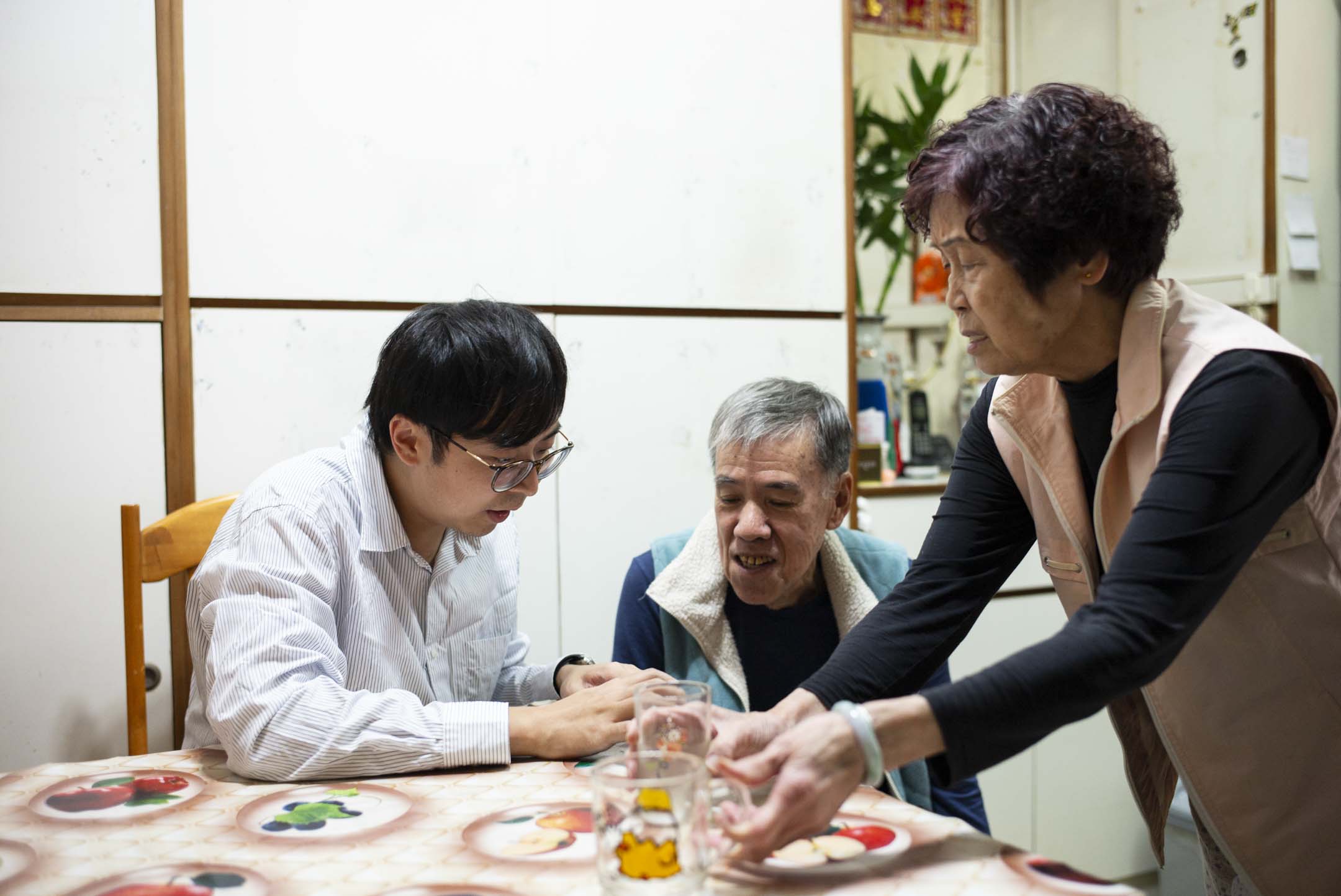 郭偉誠探訪大坑西邨的居民。攝:林振東/端傳媒