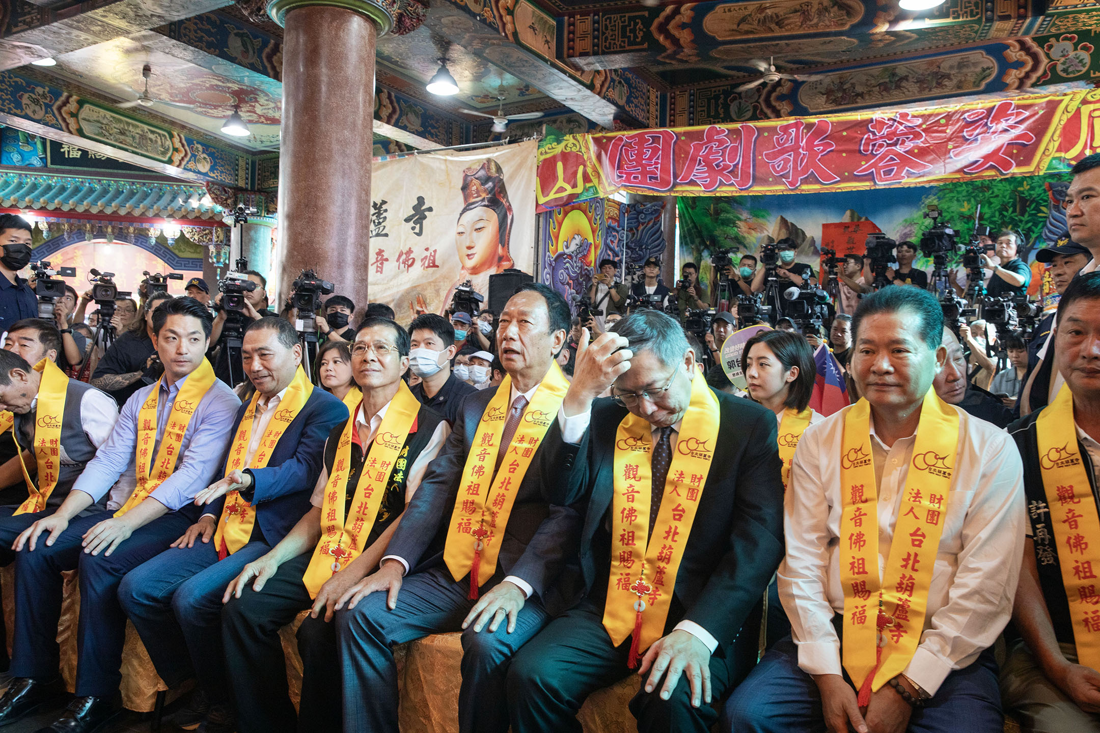 2023年11月2日,台北,台北市長蔣萬安、國民黨總統參選人侯友宜、鴻海集團創辦人郭台銘與民眾黨總統參選人柯文哲到葫蘆寺出席遶境巡安活動。攝:陳焯輝/端傳媒