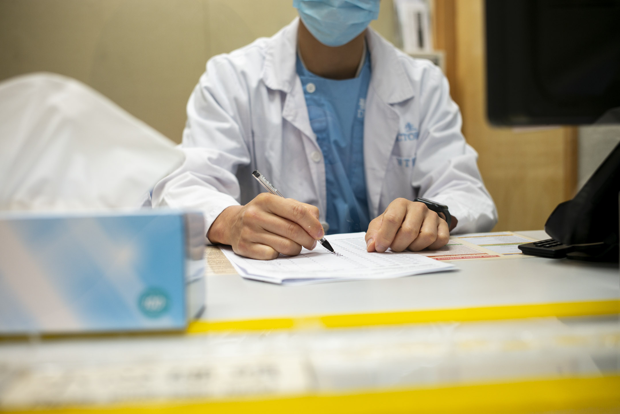 精神科医生在门诊的会诊房间。摄:林振东/端传媒