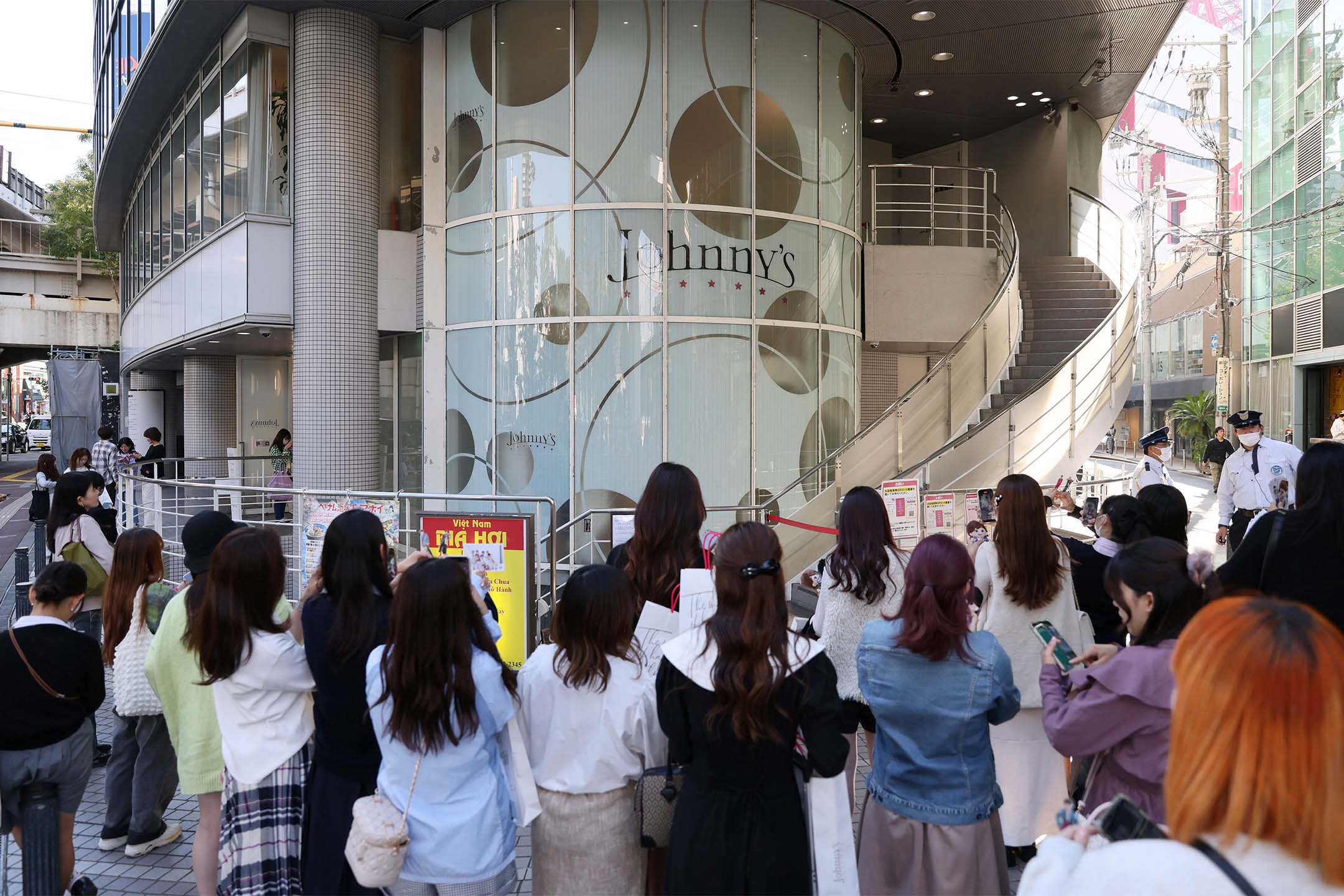 2023年10月16日,位於大阪的Johnny's Shop Osaka關閉,大批支持者前往參觀。攝:The Yomiuri Shimbun via AP Images/達志影像