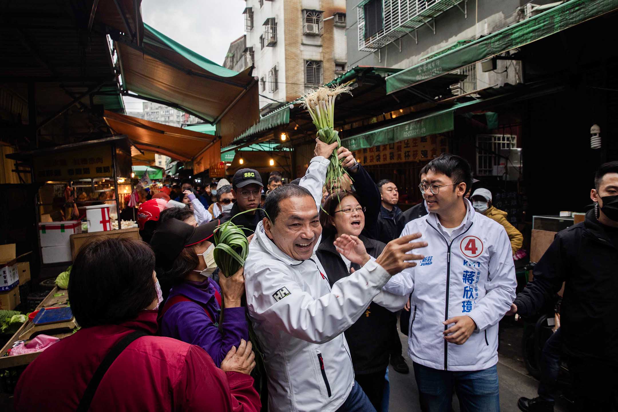 2023年12月21日,新北市,國民黨總統候選人侯友宜掃街拜票。攝:陳焯煇/端傳媒
