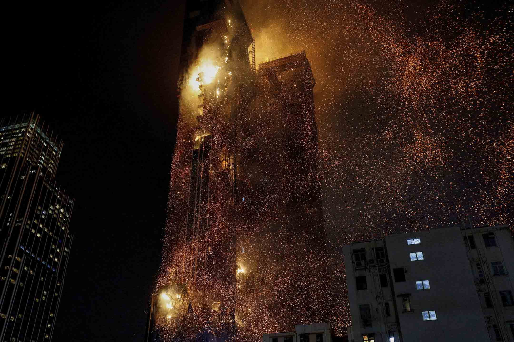 2023年3月3日,香港尖沙咀,一座施工中的大廈著火。攝:Tyrone Siu/Reuters/達志影像