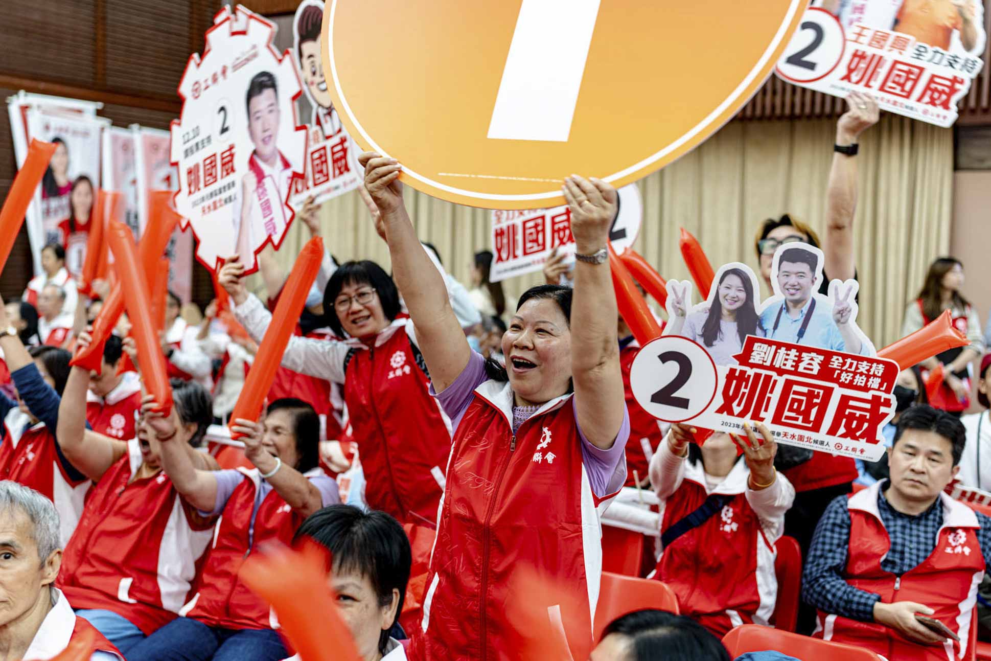 2023年11月26日,工聯會在尖沙咀街坊福利會舉行2023年區議會選舉造勢大會。攝:Ryan Lai/端傳媒