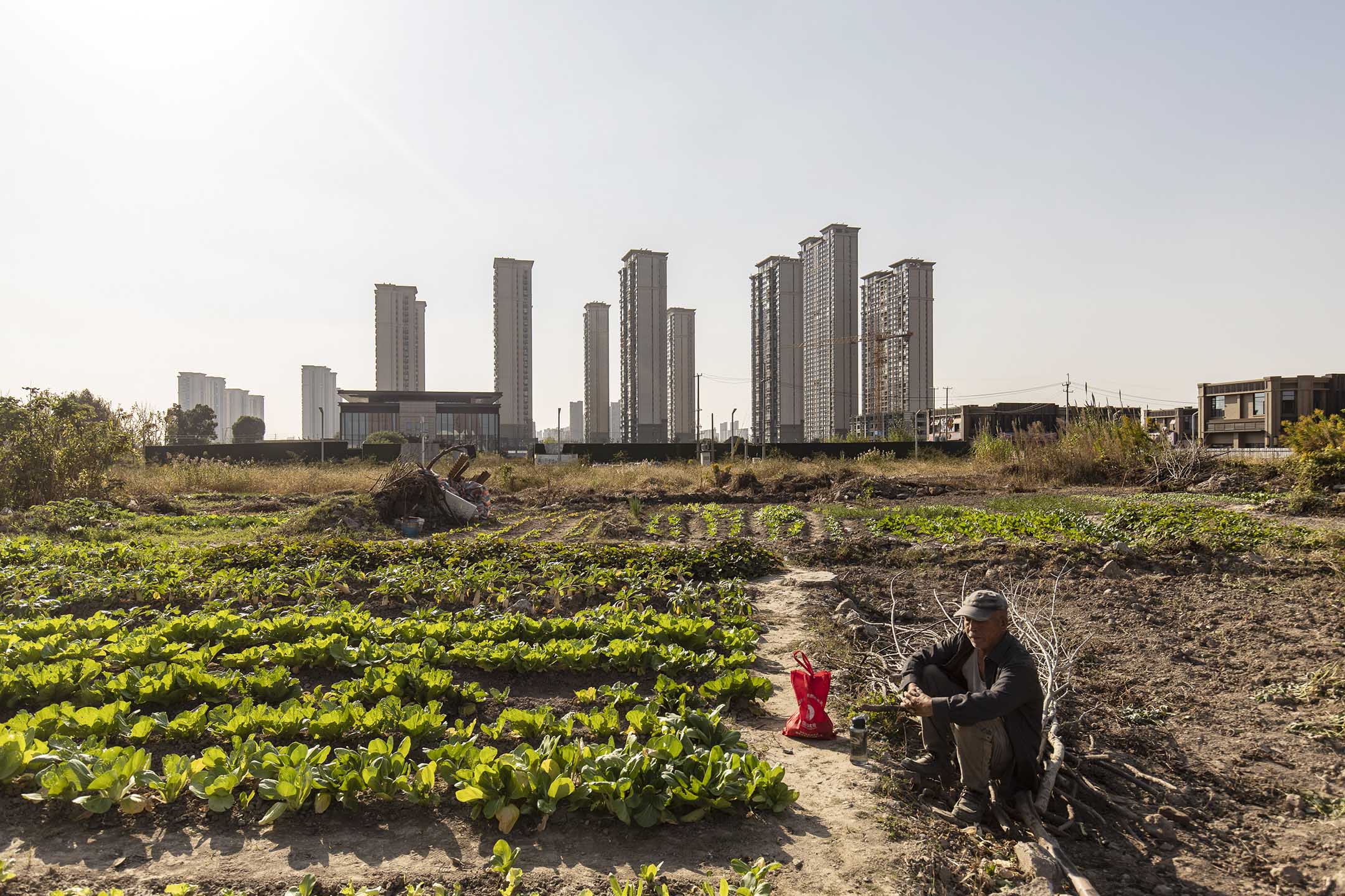 2023年11月2日,江苏省苏州市,中国恒大集团正在兴建的住宅大楼。图:Bloomberg via Getty Images