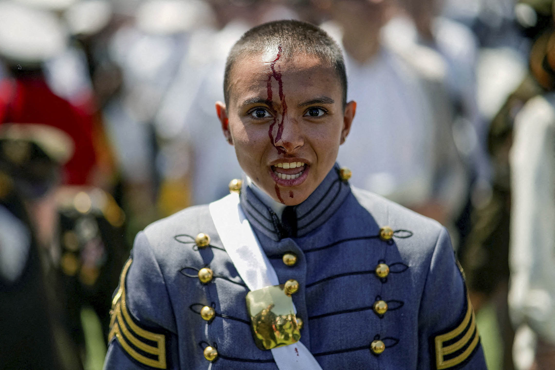 2023年5月27日,美國紐約西點軍校,美國軍事學院2023年畢業典禮結束時,一名畢業學員被拋向空中的帽子擊中流血。 攝:Eduardo Munoz/Reuters/達志影像