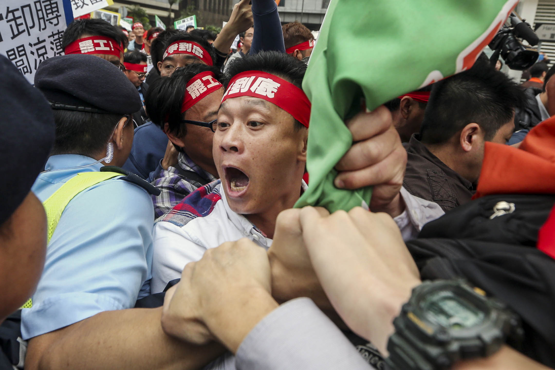 2013年4月22日,碼頭工人從中環長江中心遊行至政府總部,要求見勞工及福利局局長張建宗。攝:Sam Tsang/South China Morning Post via Getty Images